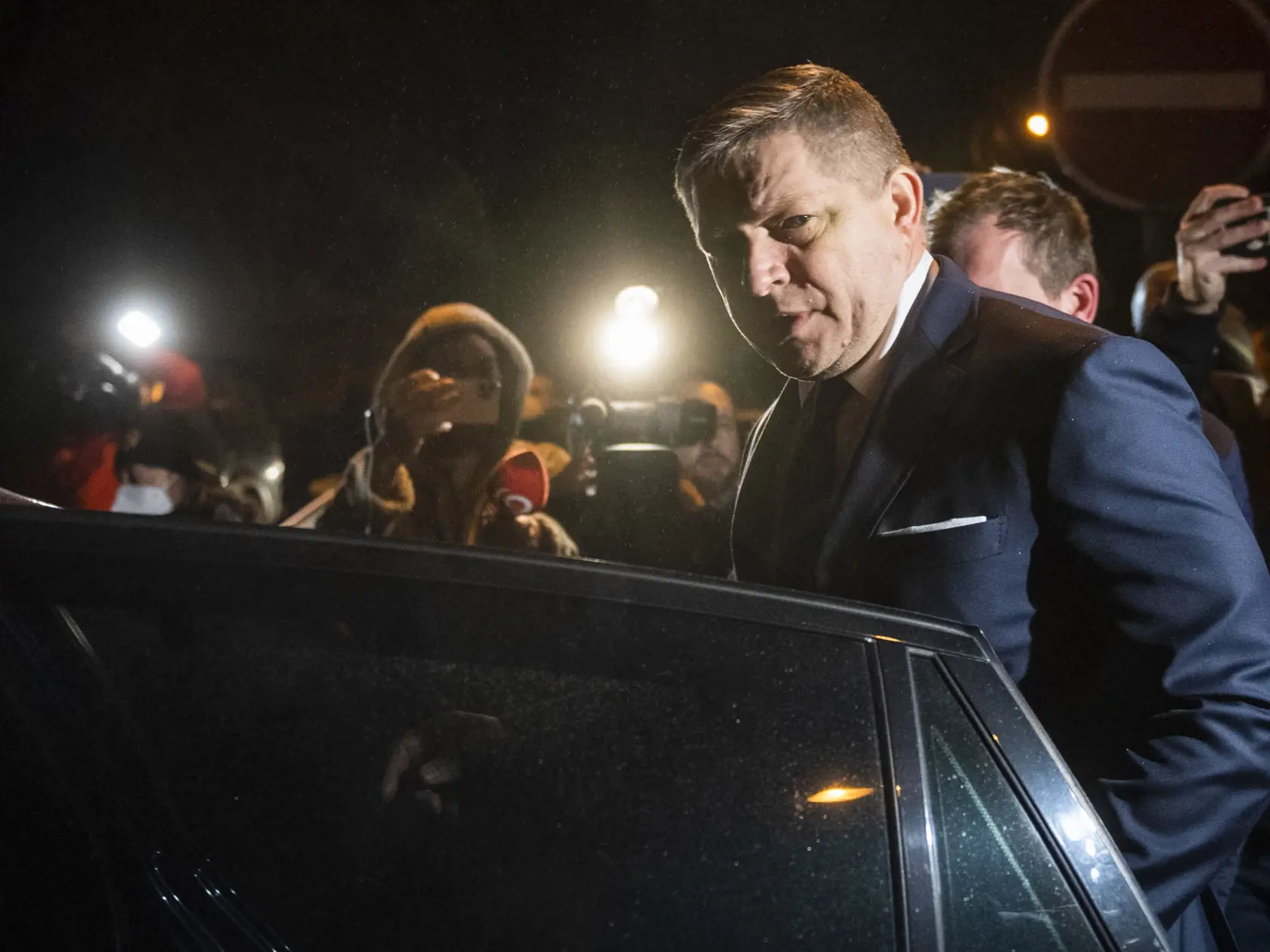 Na snímke predseda opozičného Smeru-SD Robert Fico opúšťa policajnú stanicu po predvedení na základe dožiadania orgánu činného v trestnom konaní (OČTK) v Bratislave 16. decembra 2021. FOTO TASR - Jaroslav Novák