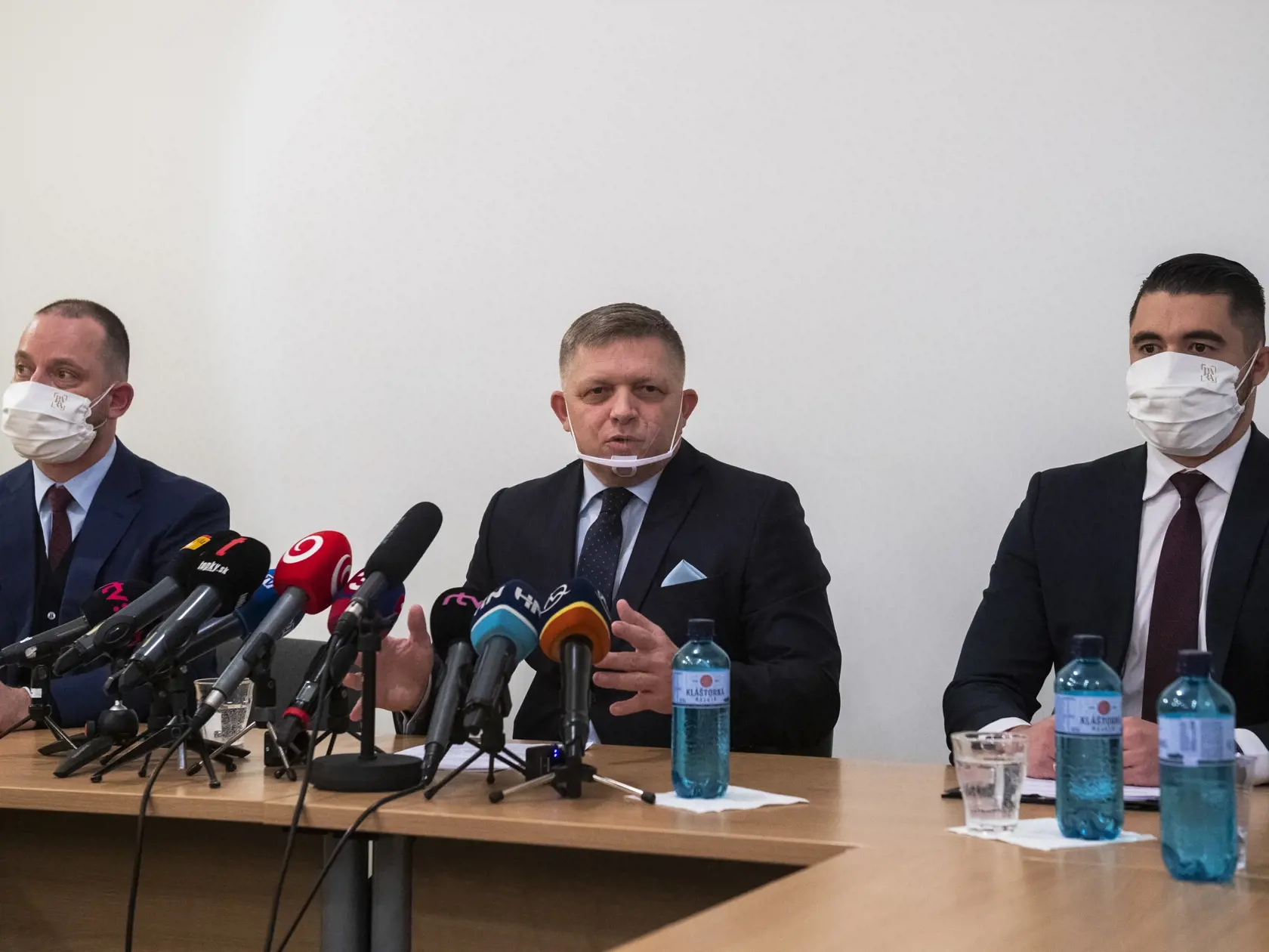 Na snímke zľava advokát Marek Para, predseda strany Smer-SD Robert Fico a advokát Pavol Gašpar počas tlačovej konferencie na tému: Pokračovanie rozhovorov z poľovníckej chaty v Bratislave 26. novembra 2021. FOTO TASR - Jaroslav Novák