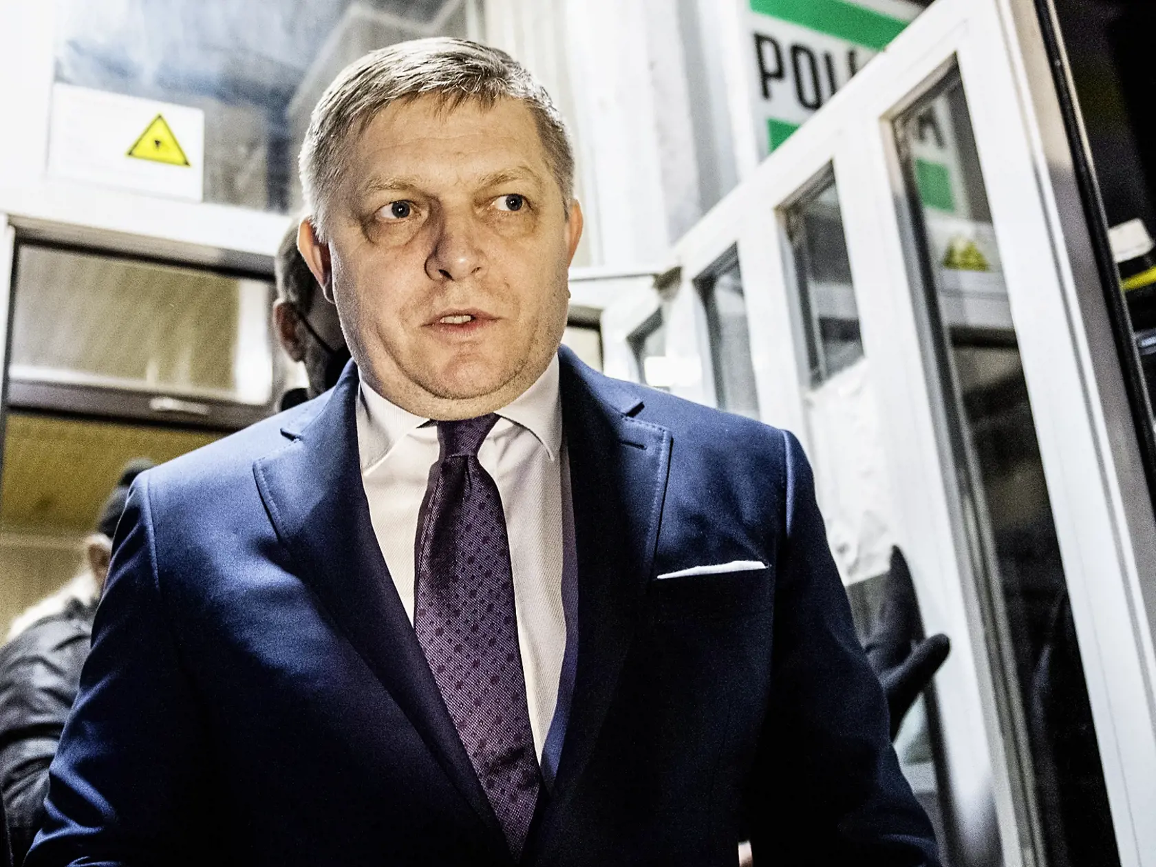 Na snímke je predseda opozičného Smeru-SD Robert Fico po opustení policajnej stanice. Roberta Fica polícia zadržala po tom, čo zvolal protestný sprievod počas lockdownu.