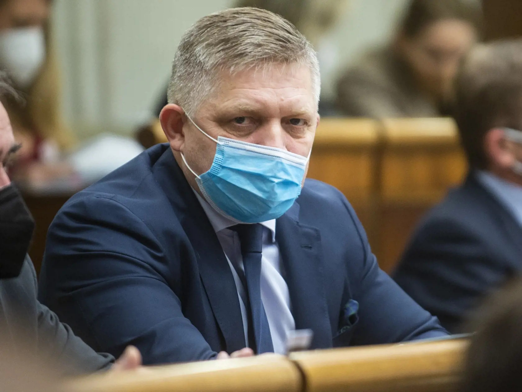 Na snímke opozičný poslanec NR SR Robert Fico (Smer-SD) s ochranným rúškom na tvári počas rokovania 51. schôdze Národnej rady SR v Bratislave v piatok 3.decembra 2021. FOTO TASR - Jakub Kotian
