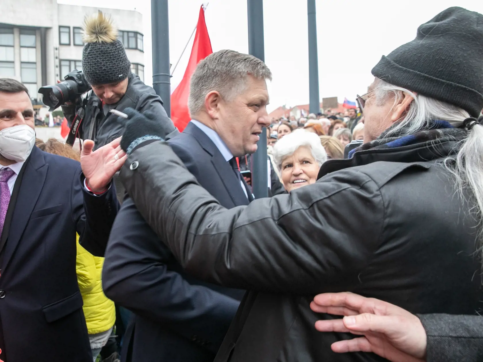 Protivládny protest pred parlamentom a Úradom vlády SR. Na fotkę je Robert Fico.