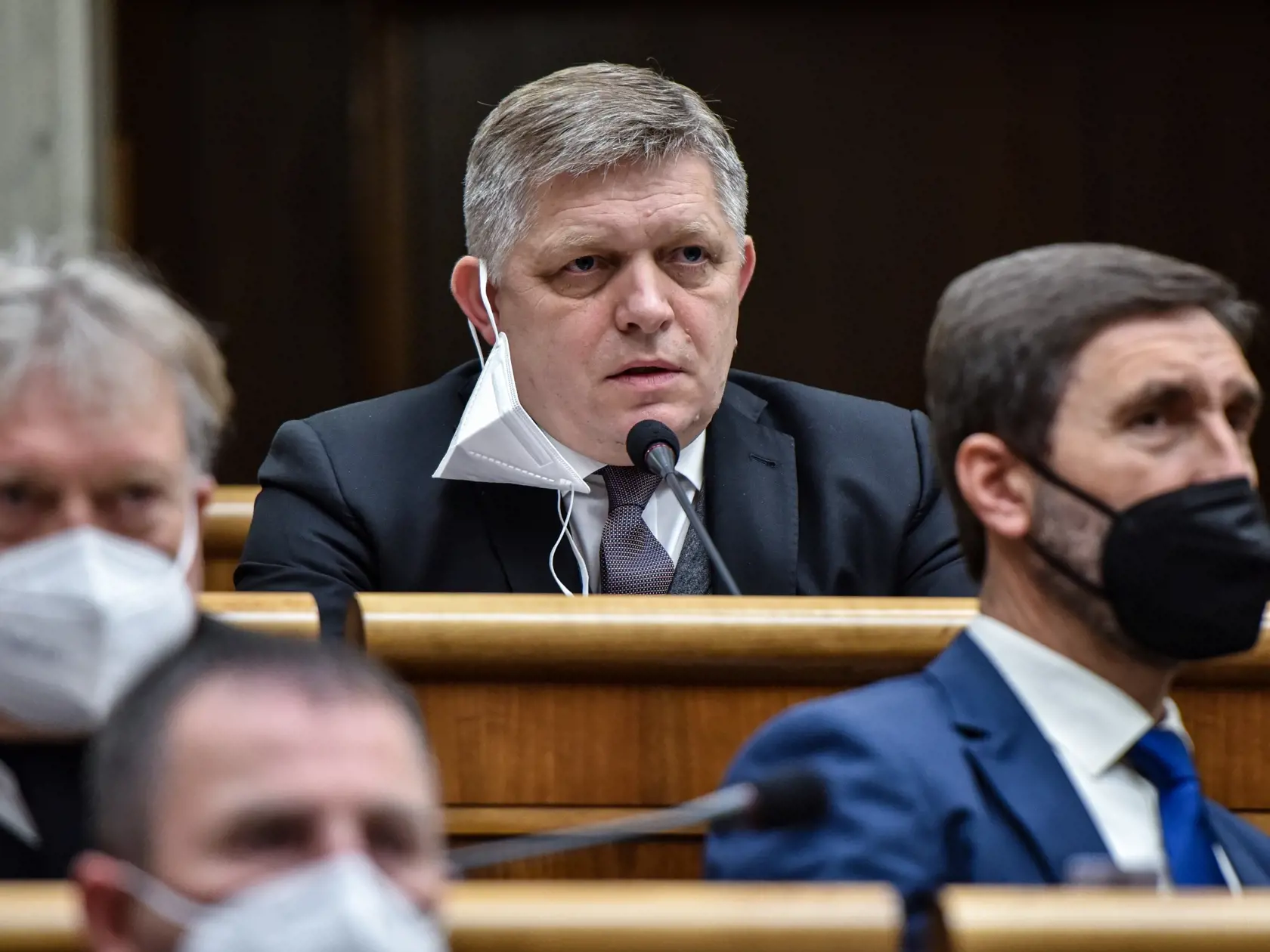 Na snímke uprostred v pozadí poslanec NR SR Robert Fico (Smer-SD) počas 51. schôdze Národnej rady SR 14. decembra 2021 v Bratislave. FOTO TASR - Pavol Zachar