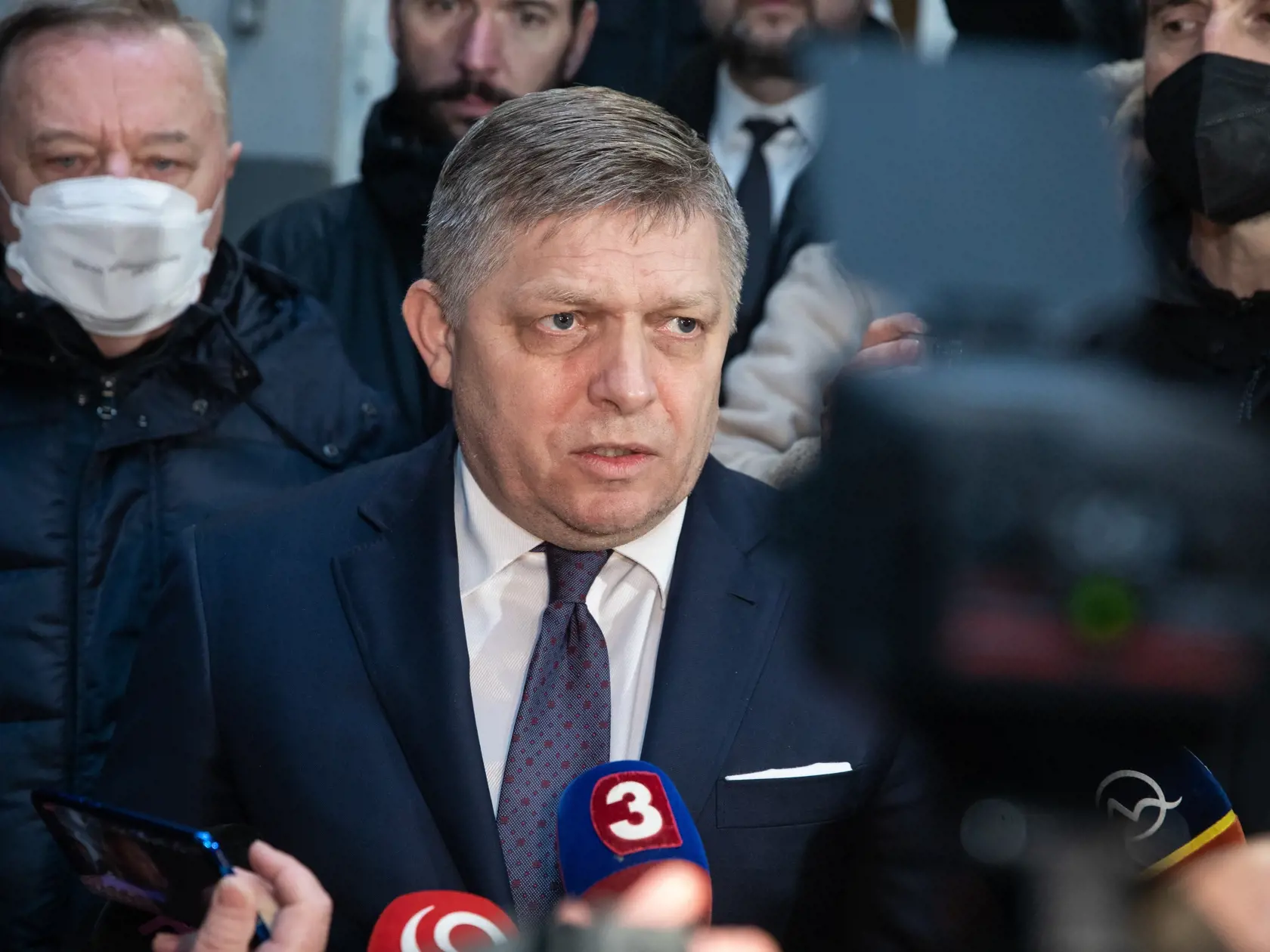 Na snímke je predseda opozičného Smeru-SD Robert Fico po opustení policajnej stanice. Roberta Fica polícia zadržala po tom, čo zvolal protestný sprievod počas lockdownu.