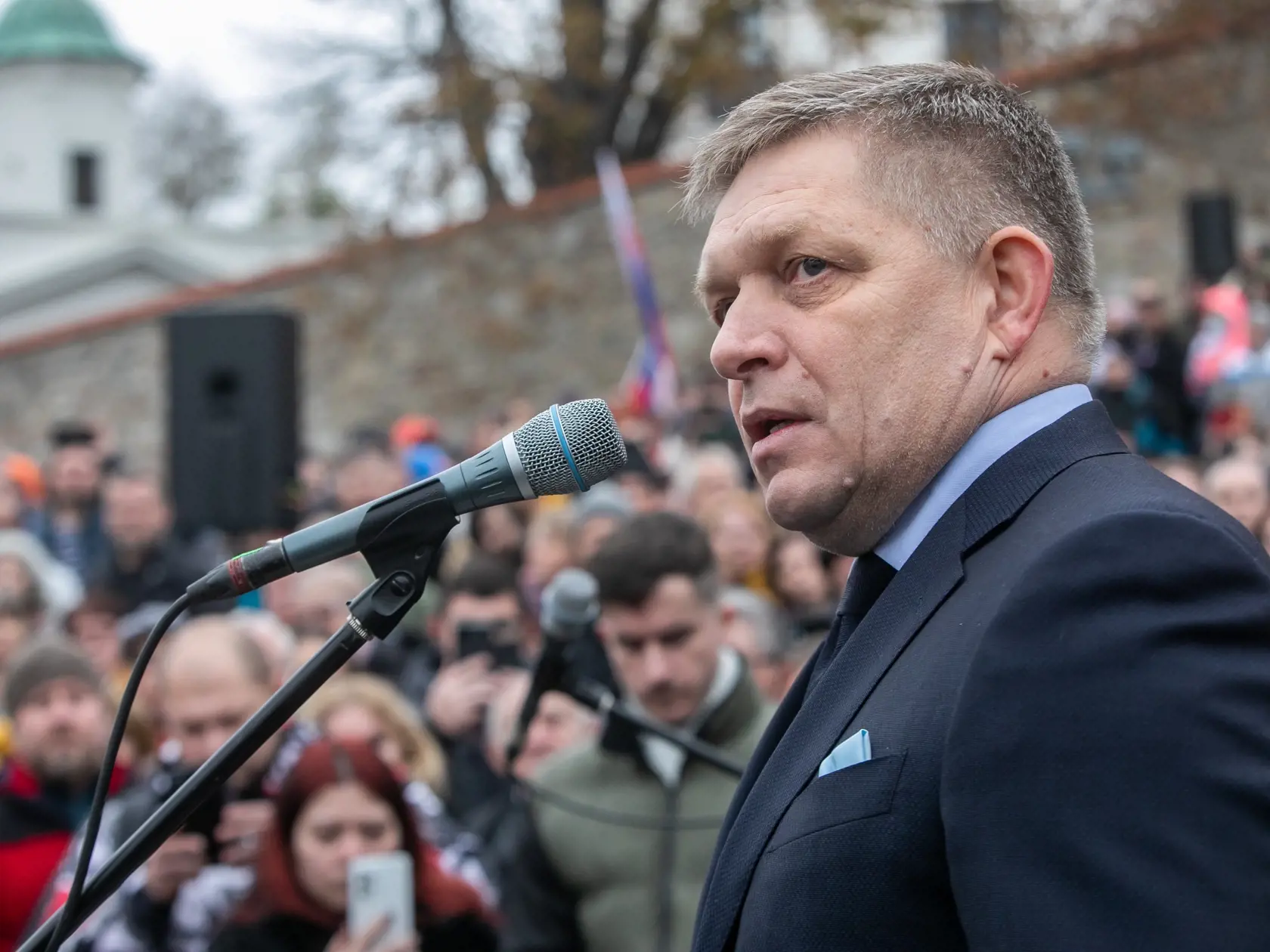 Protivládny protest pred parlamentom a Úradom vlády SR. Na fotkę je Robert Fico.