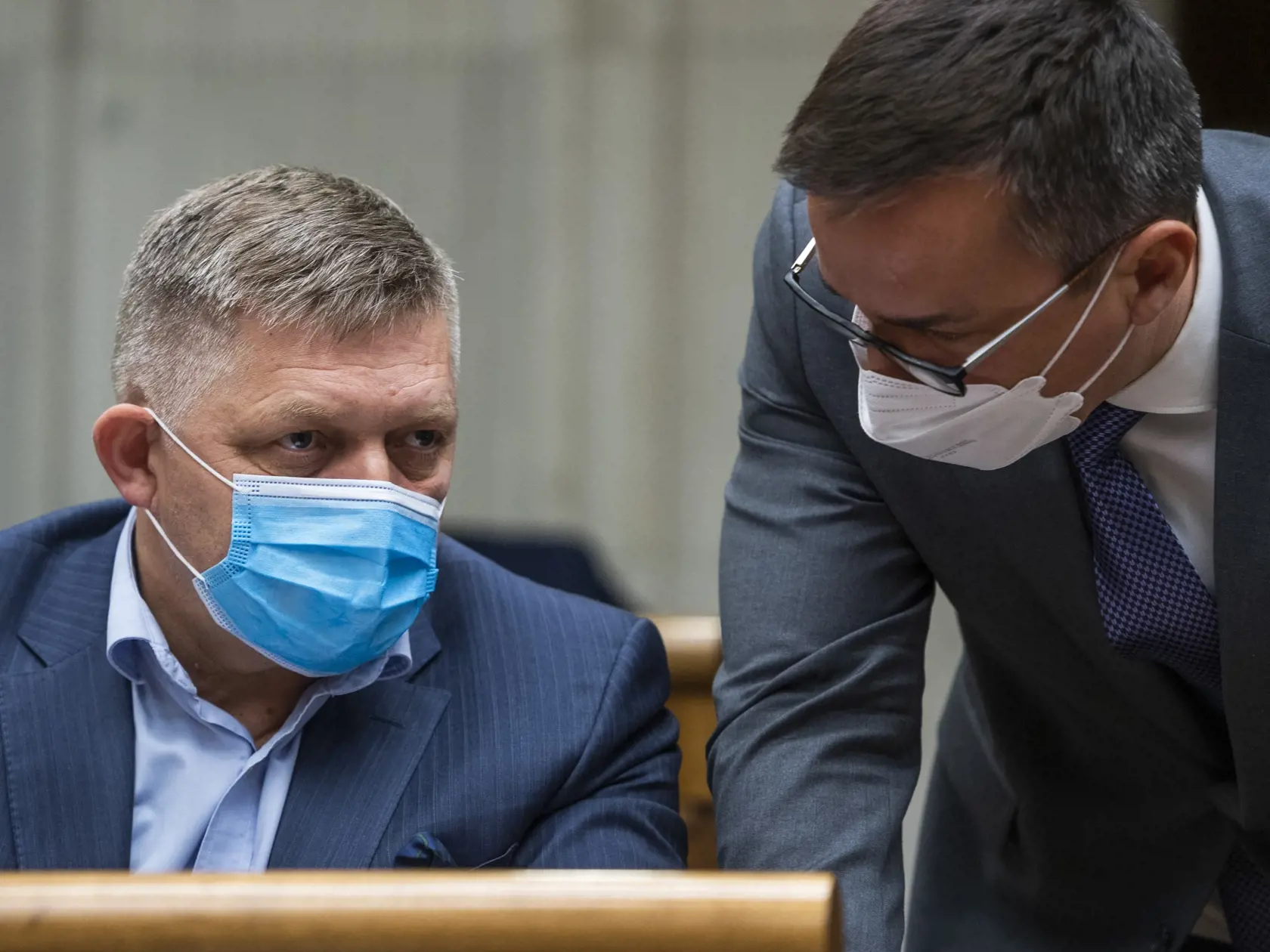 Na snímke zľava poslanci NRSR Robert Fico (SMER-SD) a Erik Tomáš (nezaradený) počas 51. schôdze NRSR v Bratislave 23. novembra 2021. FOTO TASR - Jaroslav Novák