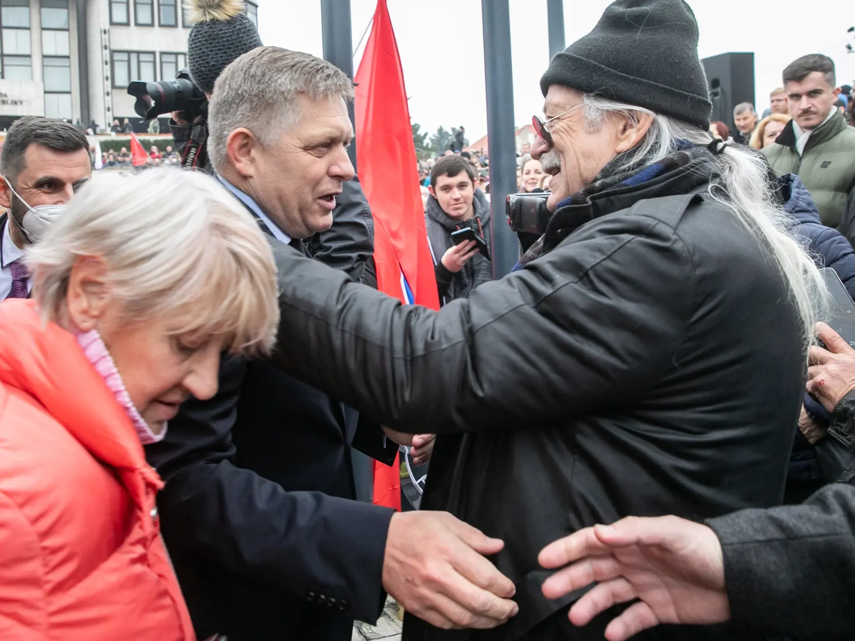 Protivládny protest pred parlamentom a Úradom vlády SR. Na fotkę je Robert Fico.