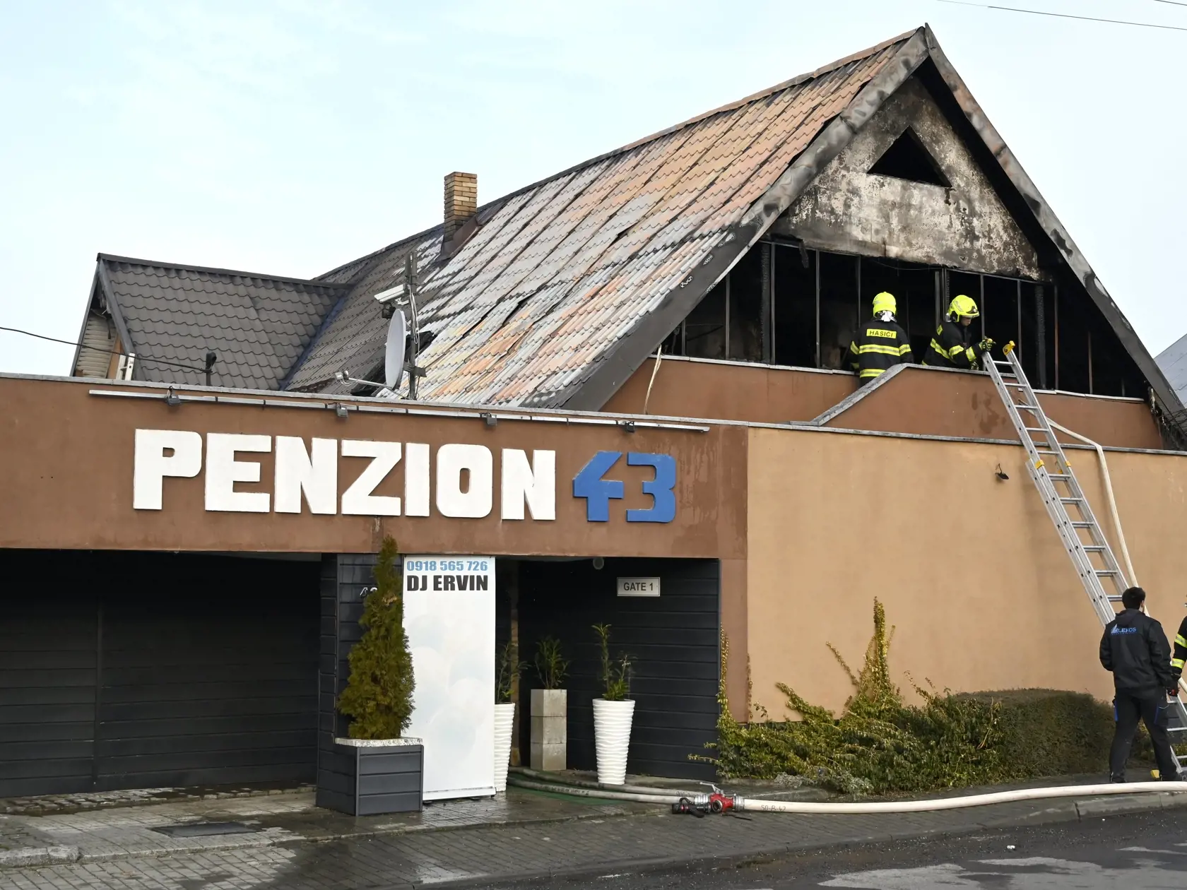 Na snímke požiar penziónu na Kúpeľskej ulici v Sobraciach v piatok 7. februára 2025. Danka Capáková z Operačného strediska záchrannej zdravotnej služby (OS ZZS) SR potvrdila, že na mieste zomrel jeden muž. Požiar v penzióne ohlásili pred 4.30 h. V objekte sa nachádzalo 15 osôb. FOTO TASR - Roman Hanc