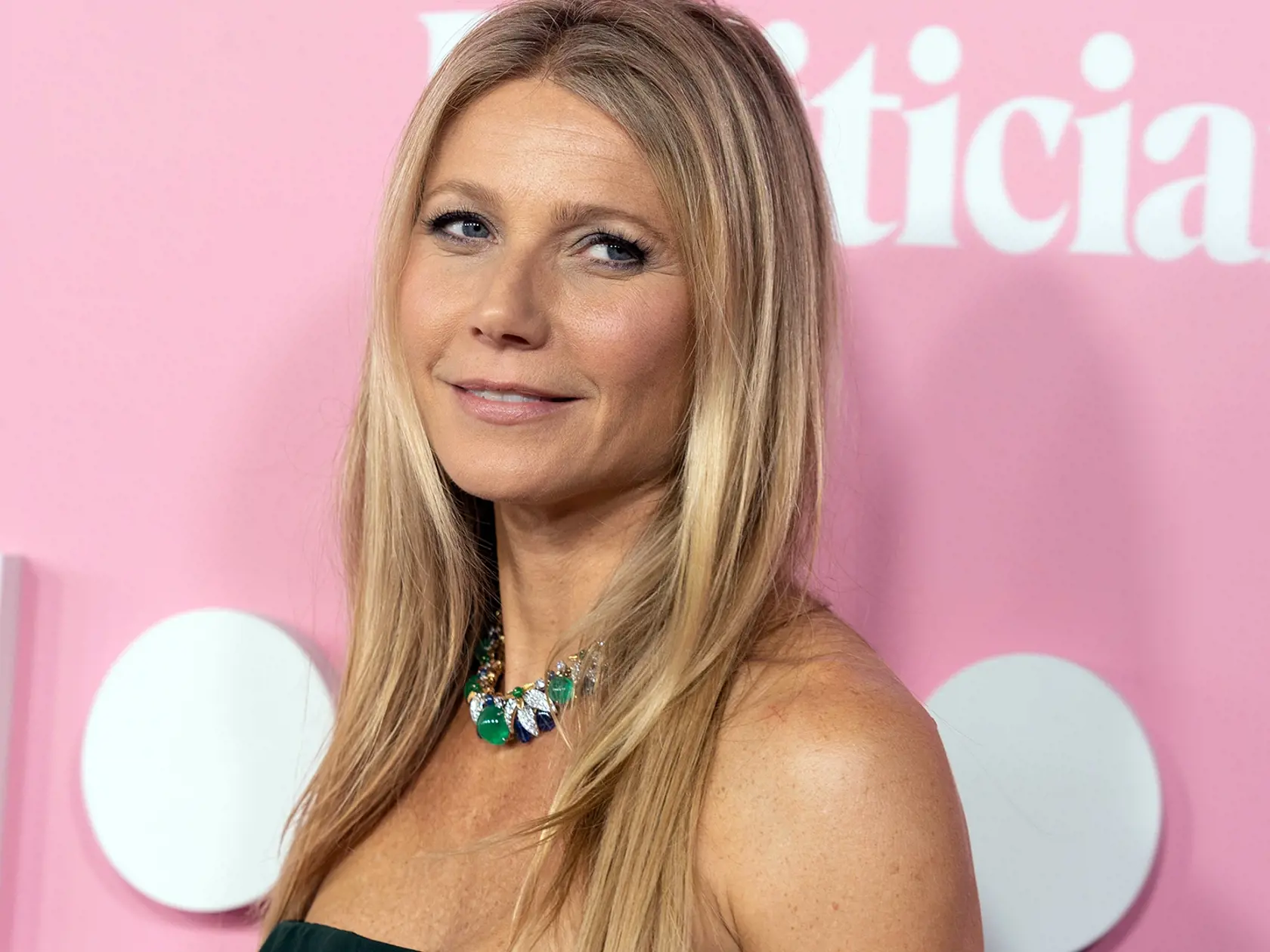 Gwyneth Paltrow na med a hlavne ten manukový nedá dopustiť...