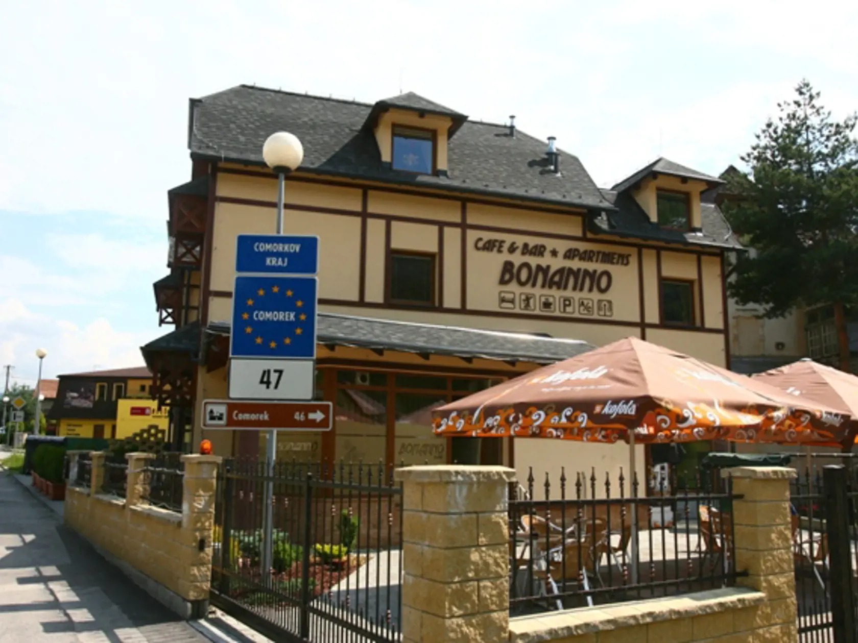 Bar zvonku:
Tu sa zabávali naši sudcovia.
