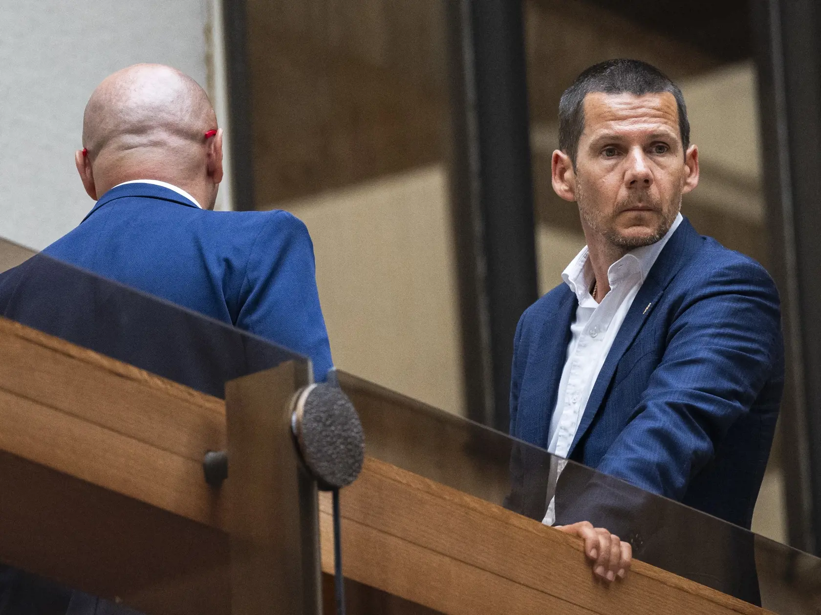 Na snímke prezident Policajného zboru (PZ) SR Štefan Hamran (vpravo) sa pozerá po rokovaní Bezpečnostnej rady SR v Bratislave 18. augusta 2023.