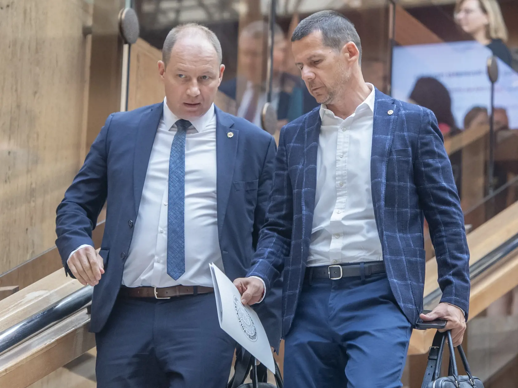 Na snímke vpravo prezident Policajného zboru SR Štefan Hamran a vľavo viceprezident PZ SR Damián Imre po skončení Bezpečnostnej rady 20. septembra 2023 v Bratislave.