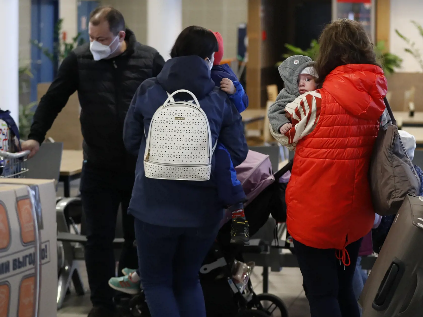 Z Prahy odleteli v pondelok podvečer naspäť do vlasti ruskí diplomati, ktorých ČR vyhostila v súvislosti s podozreniami zo zapletenia ruských tajných služieb do výbuchov muničných skladov v obci Vrbětice z októbra a decembra 2014. Na snímke ruskí diplomati s rodinami čakajú v rade na registráciu na letisku Václava Havla po pristátí ruského špeciálneho vládneho lietadla v Prahe v Českej republike.