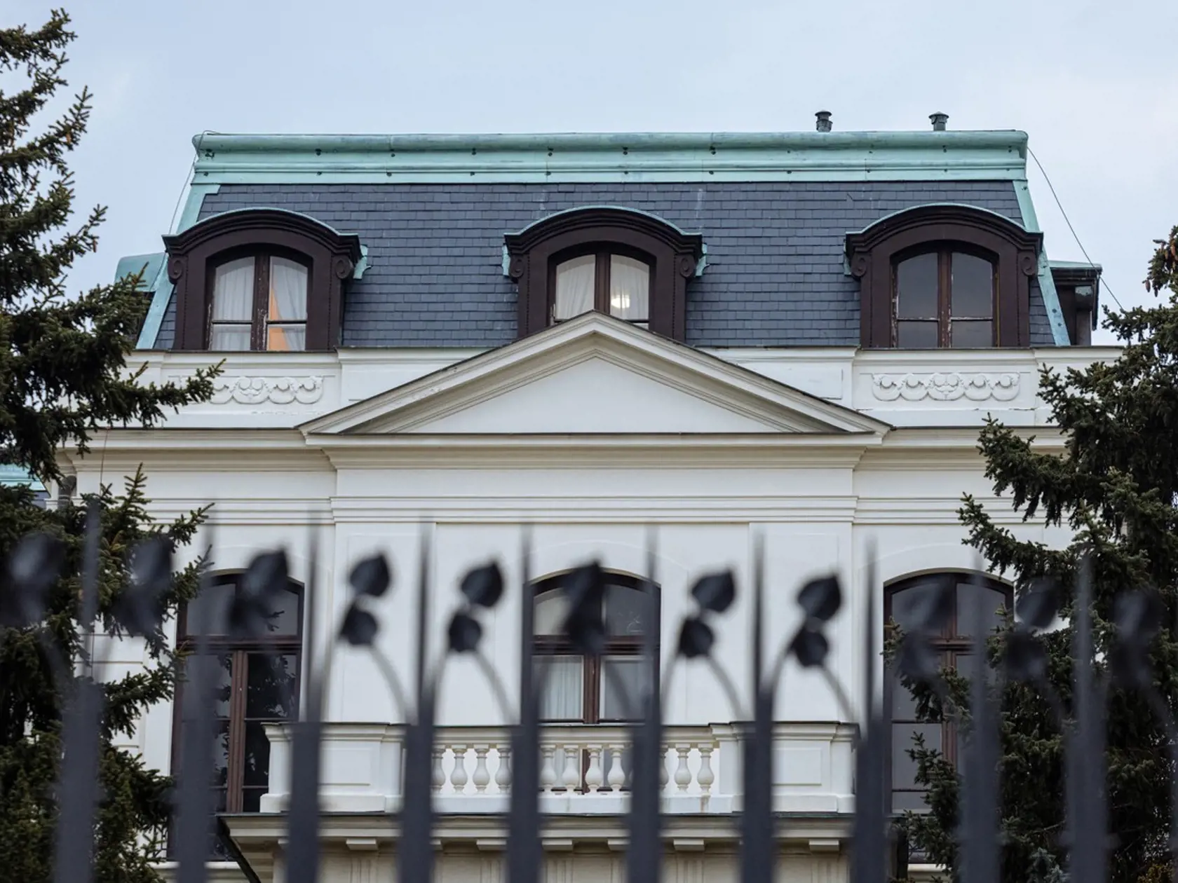 Po zverejnení informácie, že vo výbuchu muničného skladu v českých Vrběticiach mohla byť zapletená ruská tajná služba, sa pred ruskou ambasádou v Prahe strhol protest.