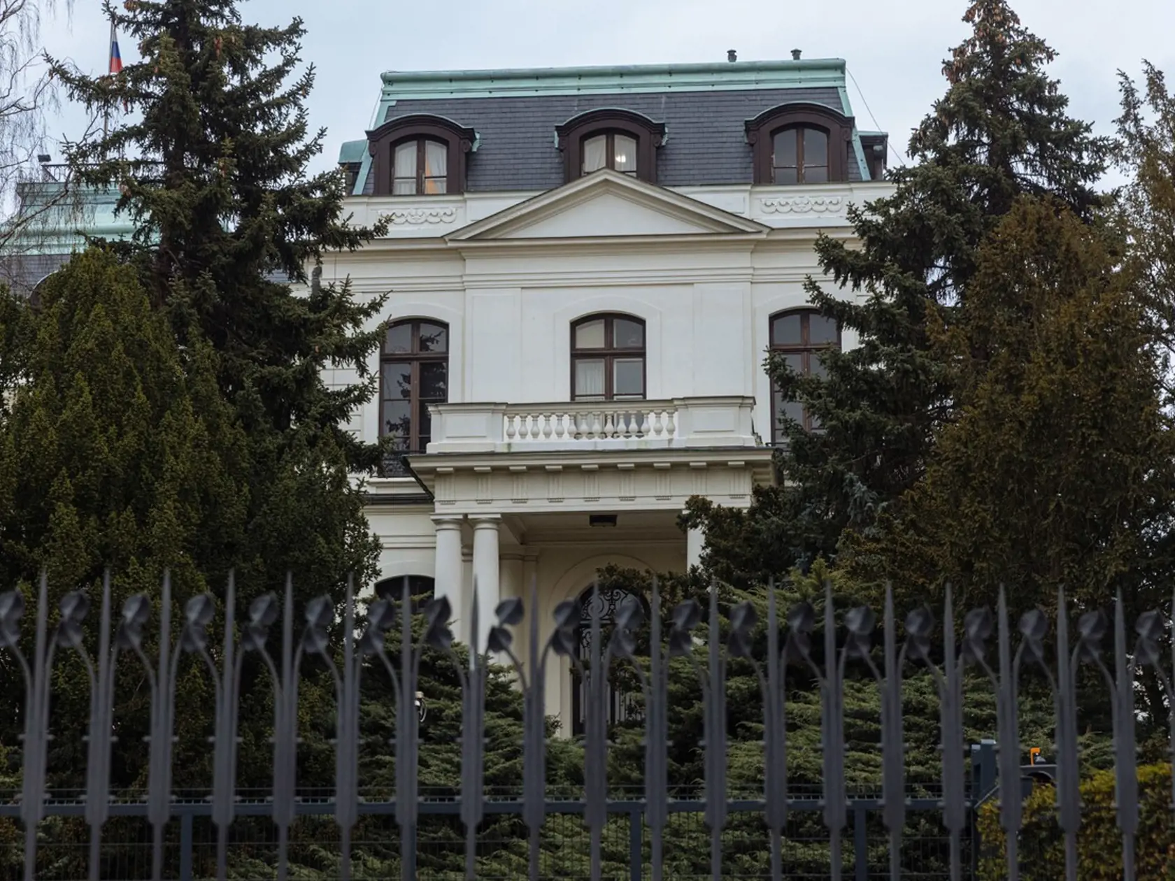 Po zverejnení informácie, že vo výbuchu muničného skladu v českých Vrběticiach mohla byť zapletená ruská tajná služba, sa pred ruskou ambasádou v Prahe strhol protest.