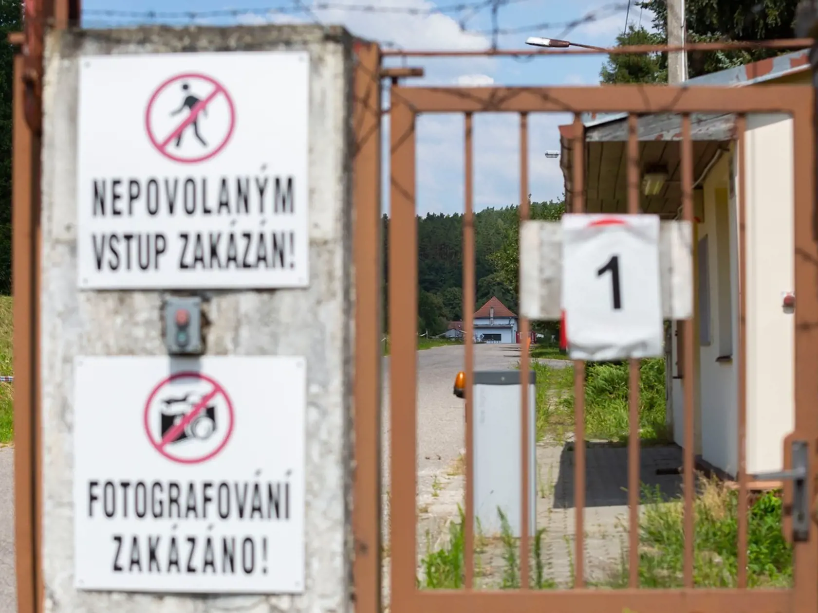 Rozhodnutie Českej republiky vyhostiť 18 pracovníkov ruskej ambasády v Prahe v súvislosti s podozrením na podiel ruských tajných služieb na výbuchu v muničnom areáli z roku 2014 vo Vrběticích si všímajú všetky veľké zahraničné médiá.