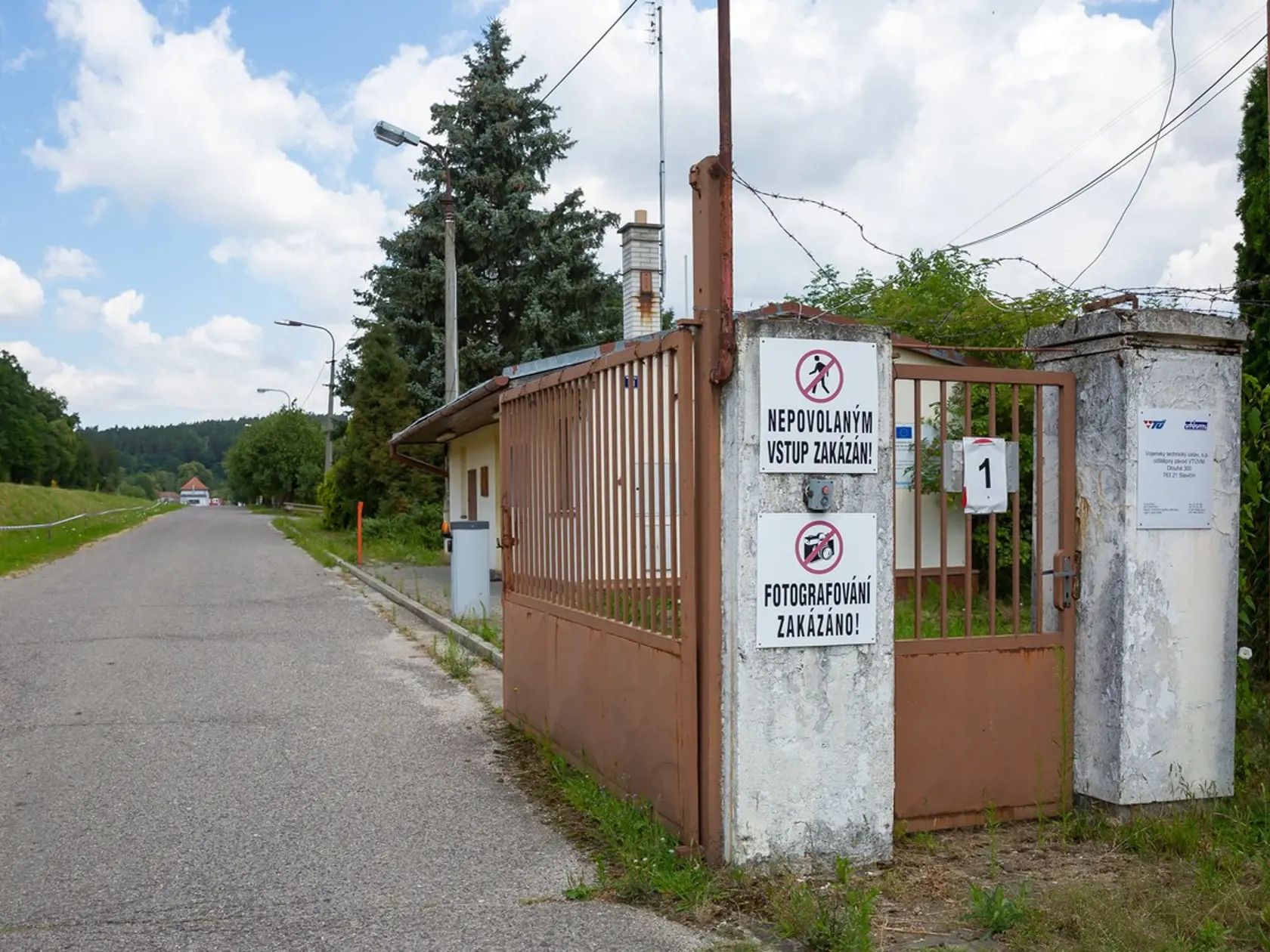 Rozhodnutie Českej republiky vyhostiť 18 pracovníkov ruskej ambasády v Prahe v súvislosti s podozrením na podiel ruských tajných služieb na výbuchu v muničnom areáli z roku 2014 vo Vrběticích si všímajú všetky veľké zahraničné médiá.