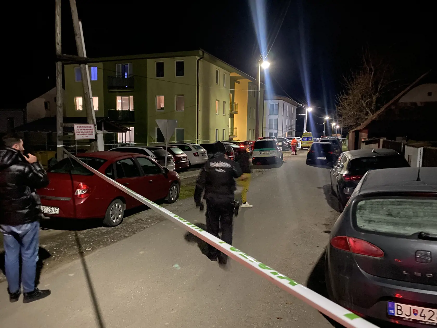 Ulica hrôzy. V Rokytove pri Bardejove, v prvom bytovom dome vľavo na fotografii, na prízemí, policajt zastrelil iba mesačné bábätko a potom zbraň obrátil proti sebe