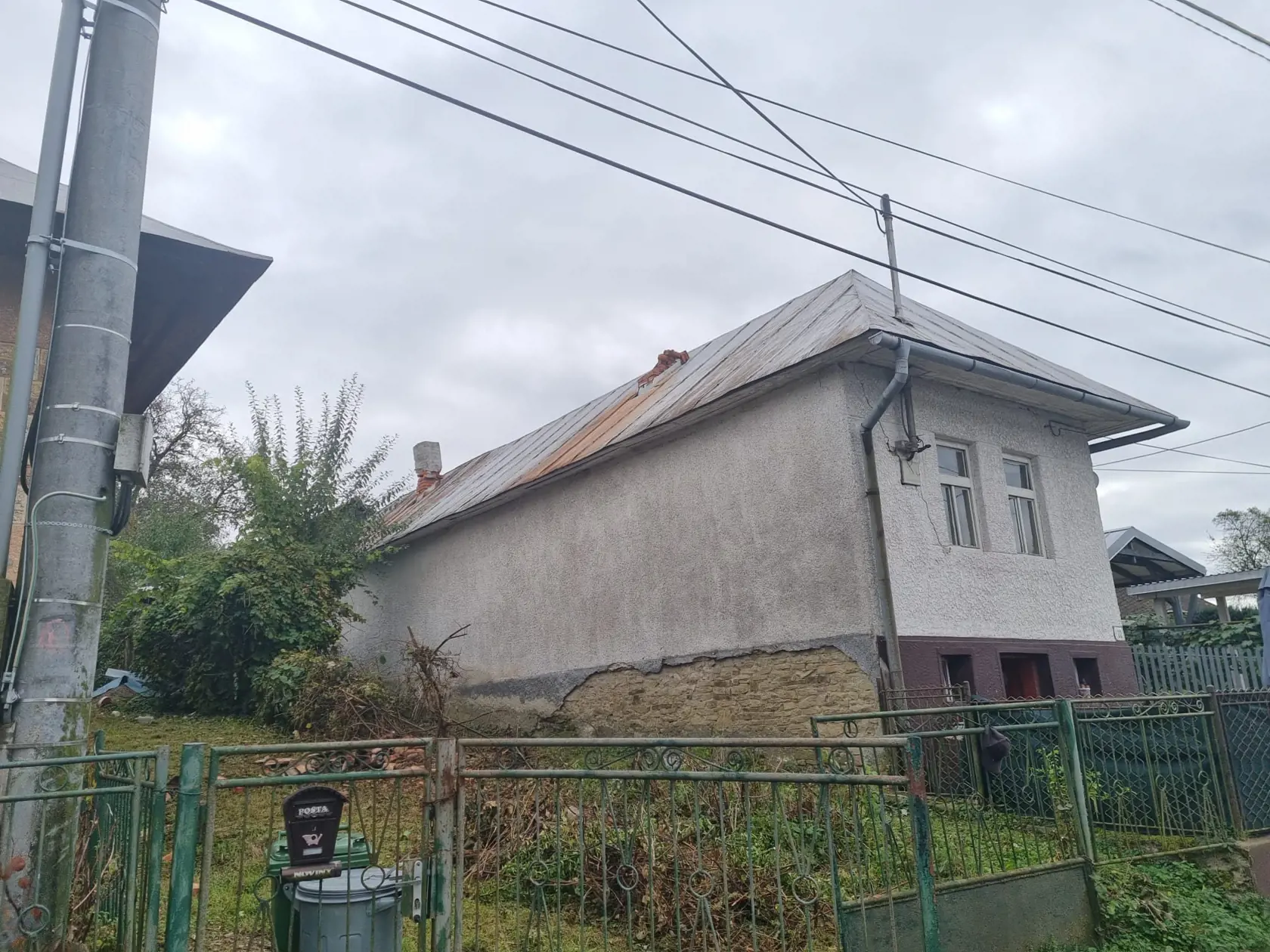 Na snímke poškodená strecha a komín na rodinnom dome po pondelkovom zemetrasení v obci Černina v okrese Humenné na východe Slovenska v utorok 10. októbra 2023. Hasiči rozoberajú v utorok v obci komíny a strechy po pondelkovom zemetrasením. TASR o tom informovala hovorkyňa Krajského riaditeľstva Hasičského a záchranného zboru (HaZZ) v Prešove Miroslava Knišová. Zemetrasenie, ktoré v pondelok (9. 10.) večer zasiahlo východné Slovensko, malo mať silu 4,9 lokálneho magnitúda. Epicentrum sa malo nach