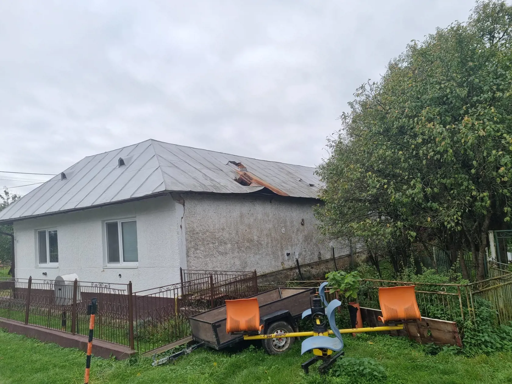Na snímke poškodená strecha na rodinnom dome po pondelkovom zemetrasení v obci Černina v okrese Humenné na východe Slovenska v utorok 10. októbra 2023. Hasiči rozoberajú v utorok v obci komíny a strechy po pondelkovom zemetrasením. TASR o tom informovala hovorkyňa Krajského riaditeľstva Hasičského a záchranného zboru (HaZZ) v Prešove Miroslava Knišová. Zemetrasenie, ktoré v pondelok (9. 10.) večer zasiahlo východné Slovensko, malo mať silu 4,9 lokálneho magnitúda. Epicentrum sa malo nachádzať v 