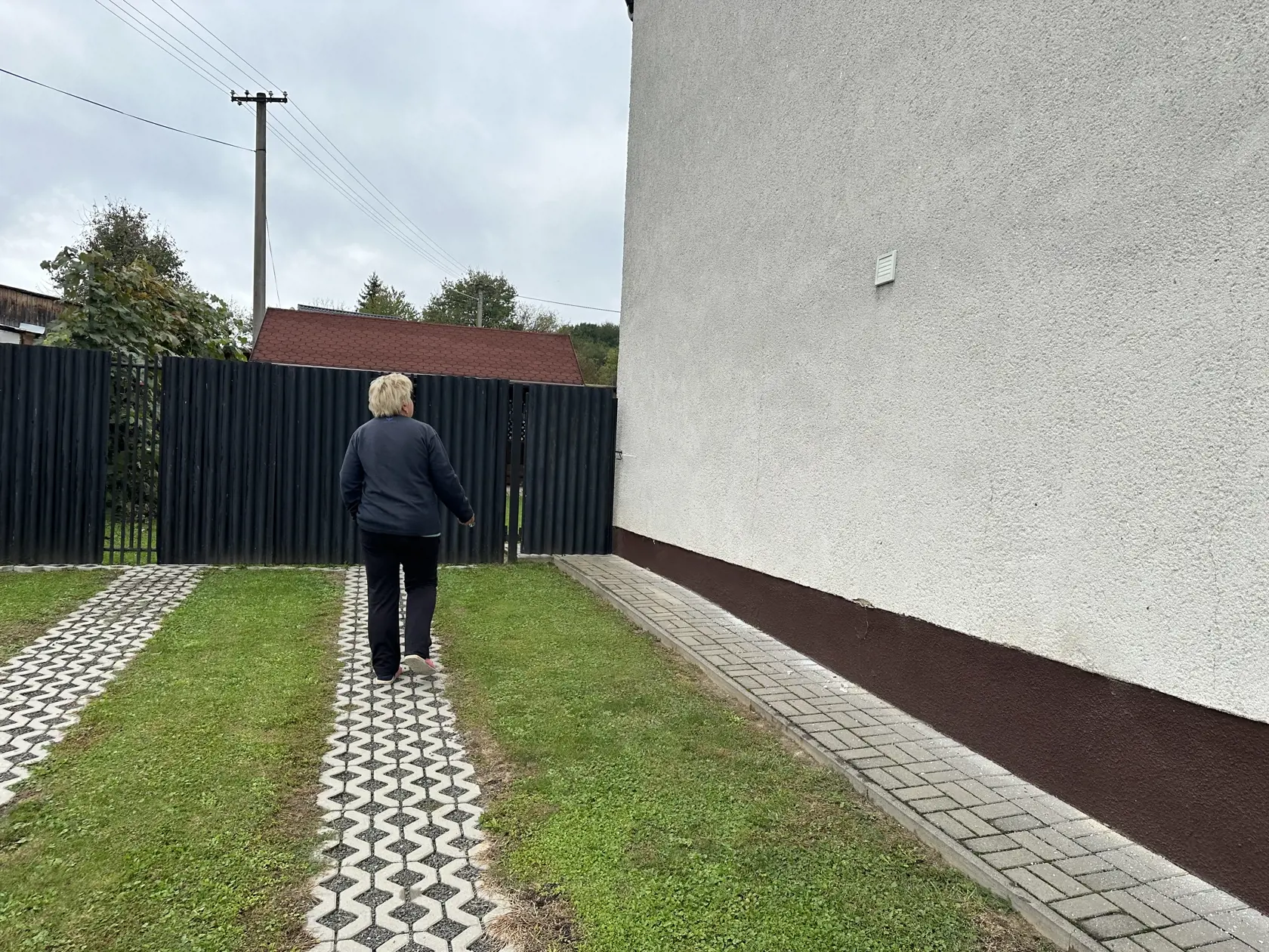 „Bývame tu tridsať rokov, všetko sme prerábali. Tento rok sme dávali novú strechu,“ vraví nám Helena.