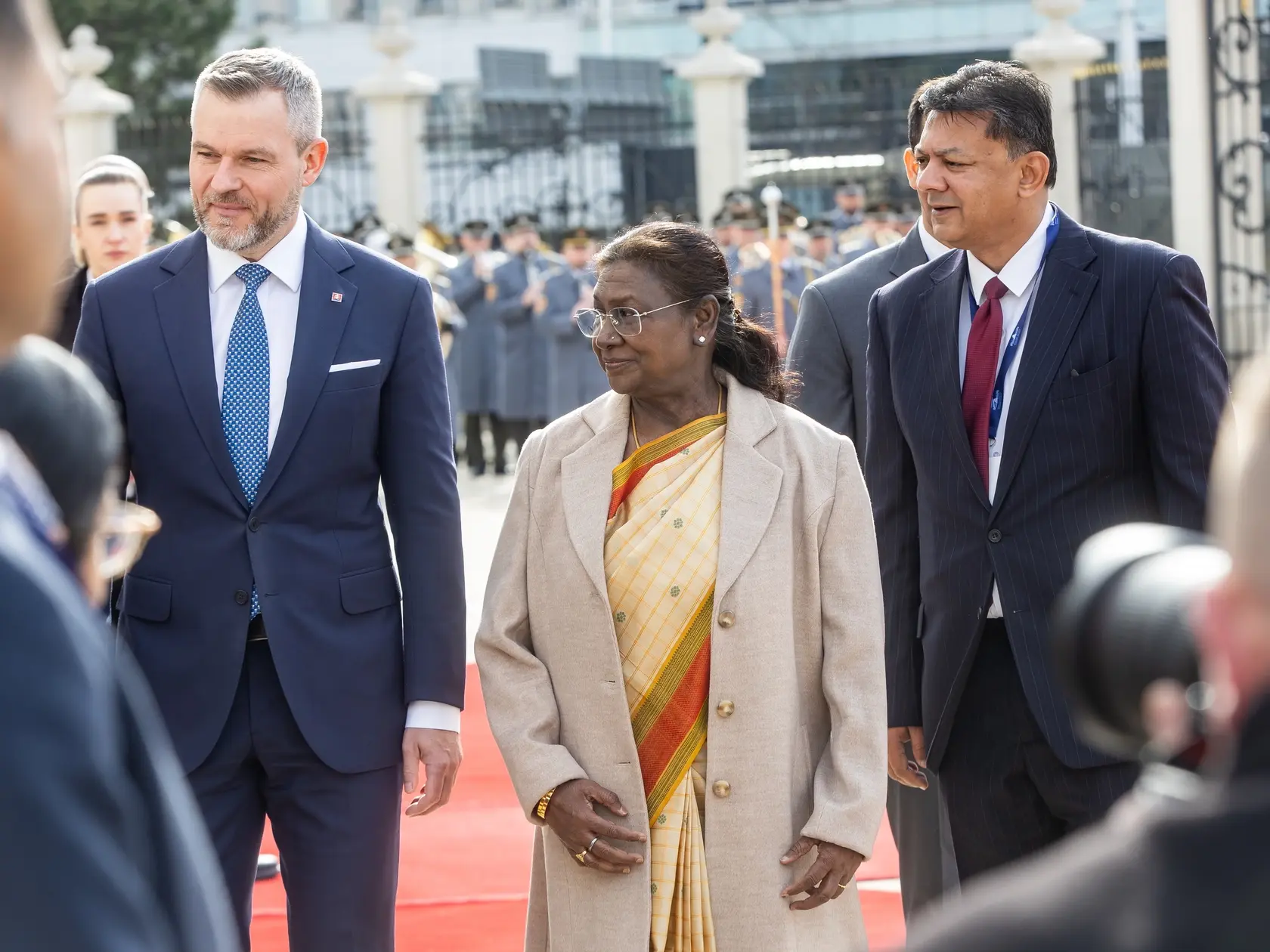 Prezident SR Peter Pellegrini víta v Grasalkovičovom paláci prezidentku Indickej republiky Draupadi Murmúovú.
