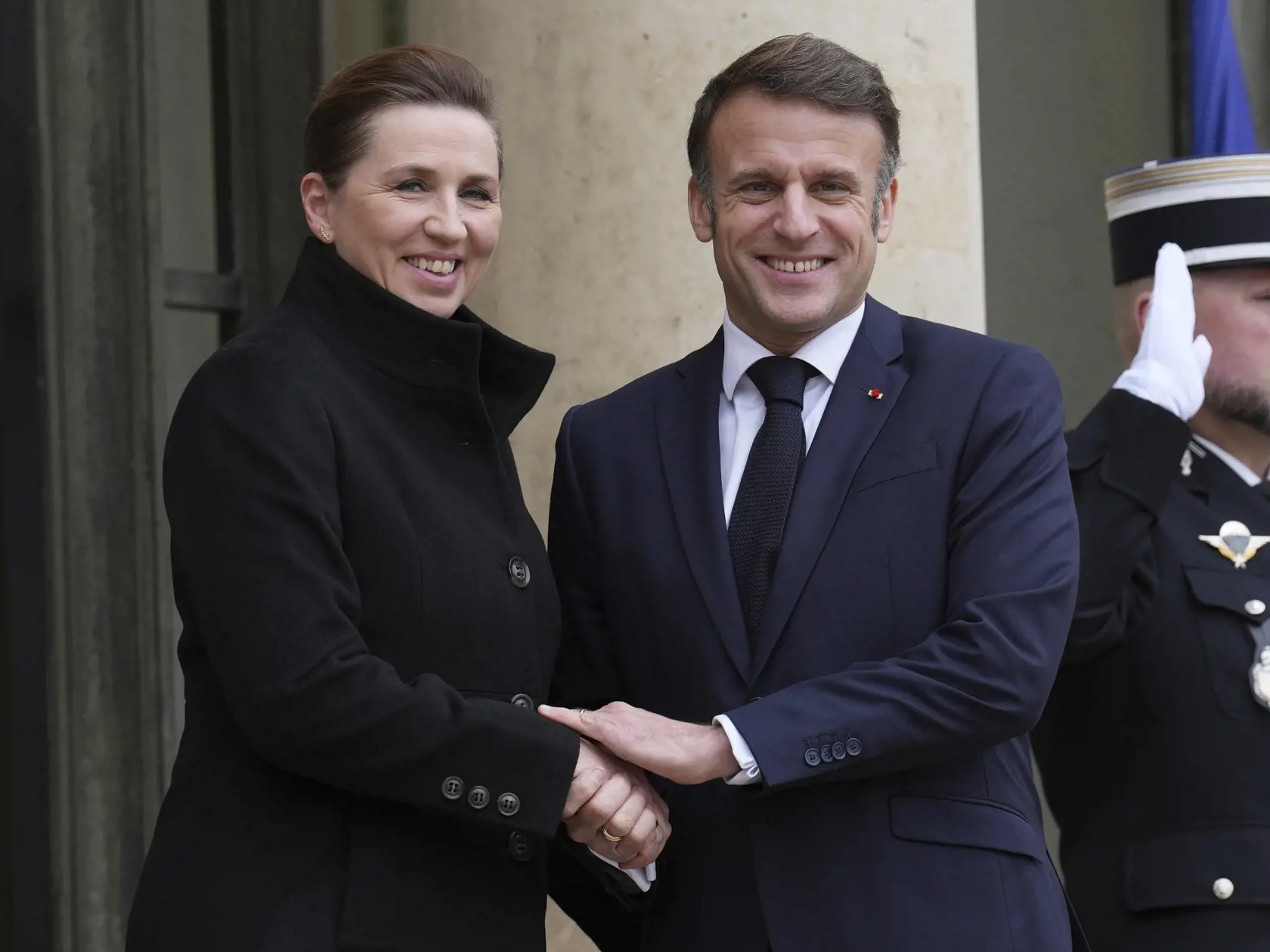 KK14 Paríž - Francúzsky prezident Emmanuel Macron a dánska premiérka Mette Frederiksenová pózujú pred stretnutím v Elyzejskom paláci 28. januára 2025 v Paríži. FOTO TASR/AP
French President Emmanuel Macron welcomes Prime Minister of Denmark Mette Frederiksen before their talks, Tuesday, Jan. 28, 2025 at the Elysee Palace in Paris. (AP Photo/Aurelien Morissard)