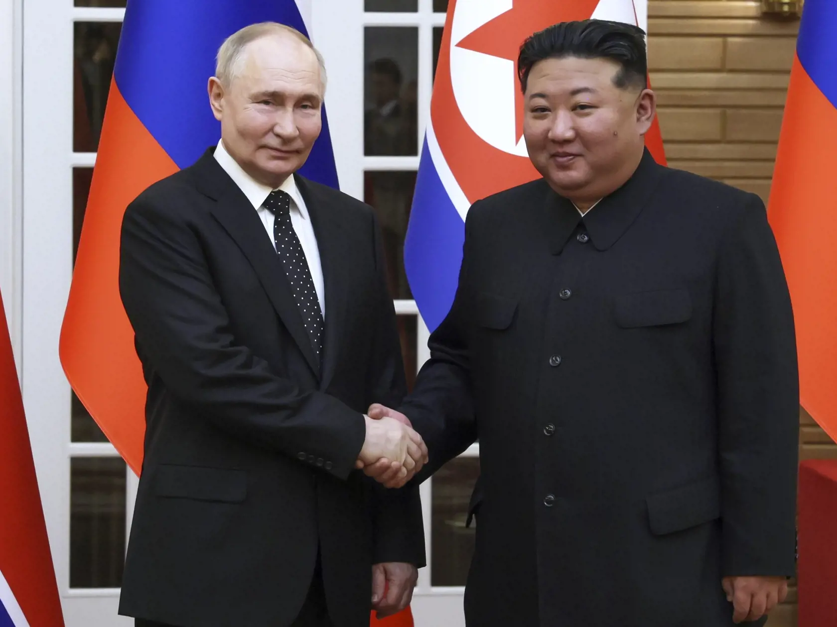 KK17 Pchjongjang - Ruský prezident Vladimir Putin (vľavo) a severokórejský vodca Kim Čong-un si podávajú ruky pred rozhovormi  v Pchjongjangu 19. júna 2024. Ruský prezident Vladimir Putin pricestoval v stredu v skorých ranných hodinách miestneho času na avizovanú návštevu do Severnej Kórey. Severokórejský vodca Kim Čong-un v stredu na rokovaniach s ruským prezidentom Vladimirom Putinom v Pchjongjangu poukázal na úlohu Ruska pri udržiavaní strategickej rovnováhy vo svete a vyjadril plnú podporu p