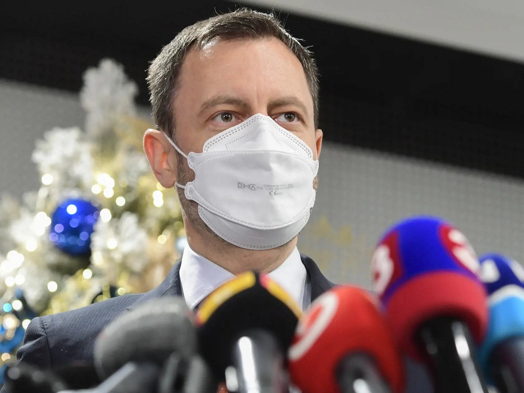 Na snímke predseda vlády SR Eduard Heger počas brífingu po tom, čo dostal tretiu dávku vakcíny proti ochoreniu Covid-19 na Národnom futbalovom štadióne 20. decembra 2021 v Bratislave. FOTO TASR -  Martin Baumann