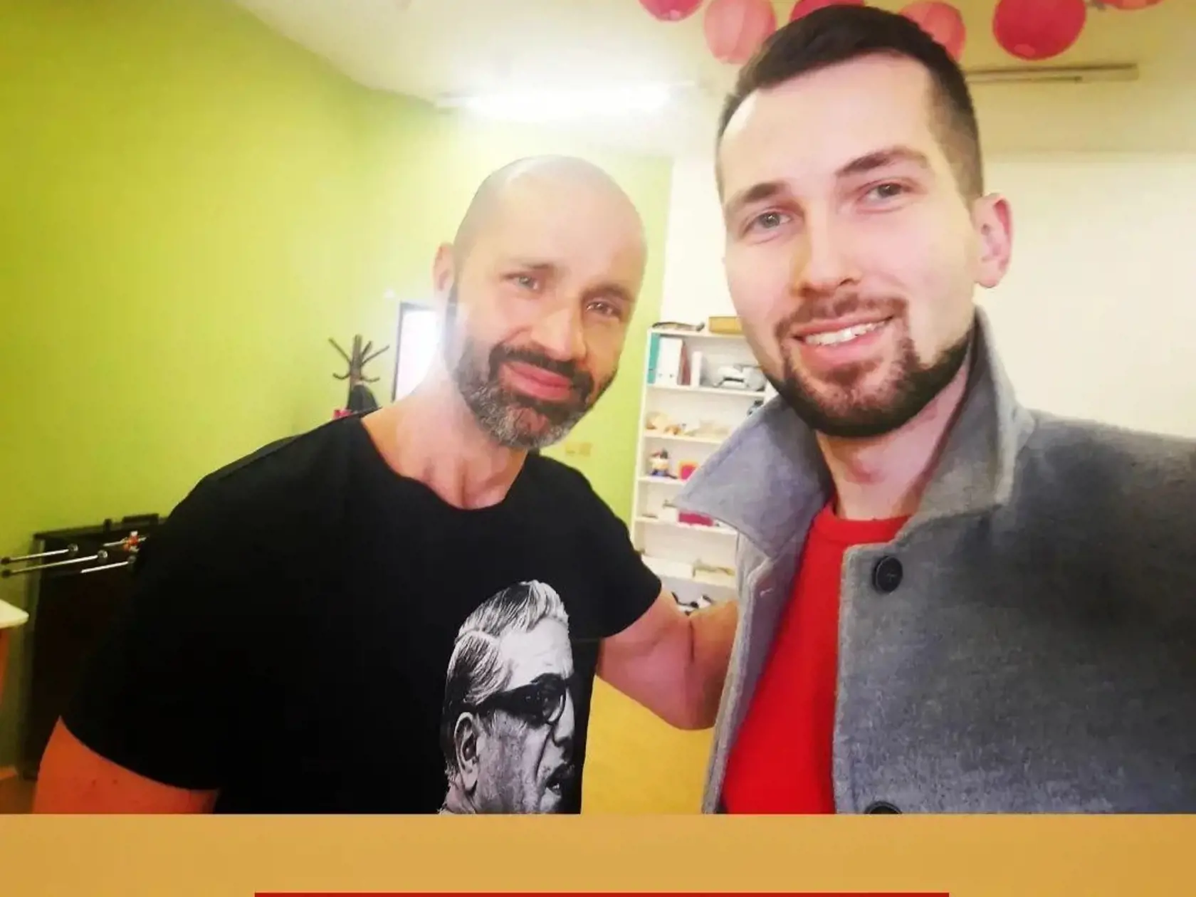 Lukáš navštevuje hlasového pedagóga a náhodou sa dozvedel, že tam chodí aj Robo Opatovský. Ani neuplynulo veľa času a obaja páni sa stretli na chodbe.