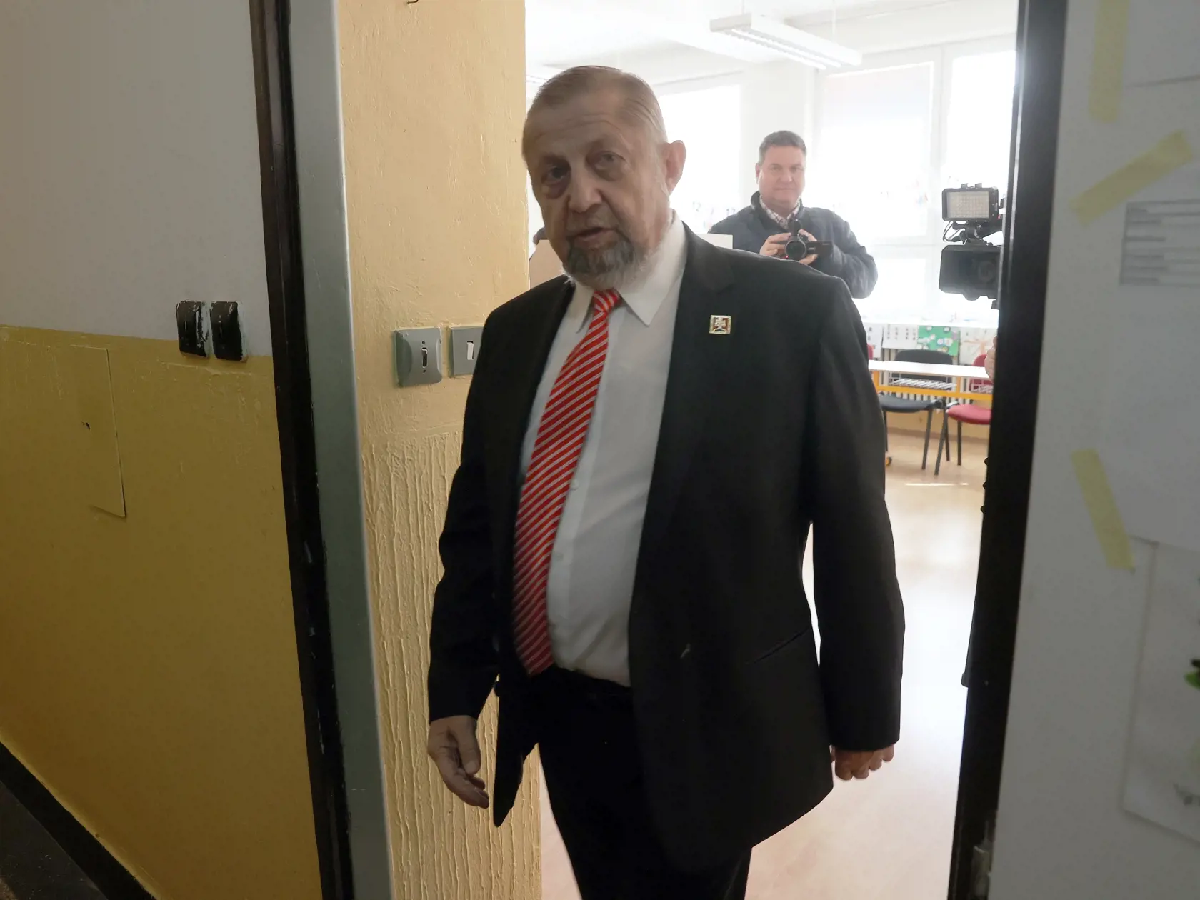 Na snímke je  kandidát na prezidenta Štefan Harabin s rodinou  pri volbách 2024.
