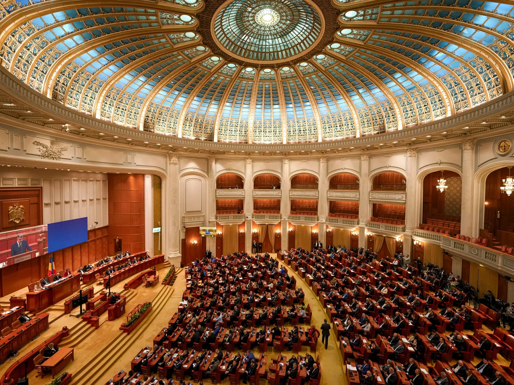 Novozvolení poslanci parlamentu sa účastnia na hlasovaní o dôvere dezignovanému rumunskému premiérovi a lídrovi Sociálnodemokratickej strany Rumunska (PSD) Marcelovi Ciolacuovi v Bukurešti v pondelok 23. decembra 2024.