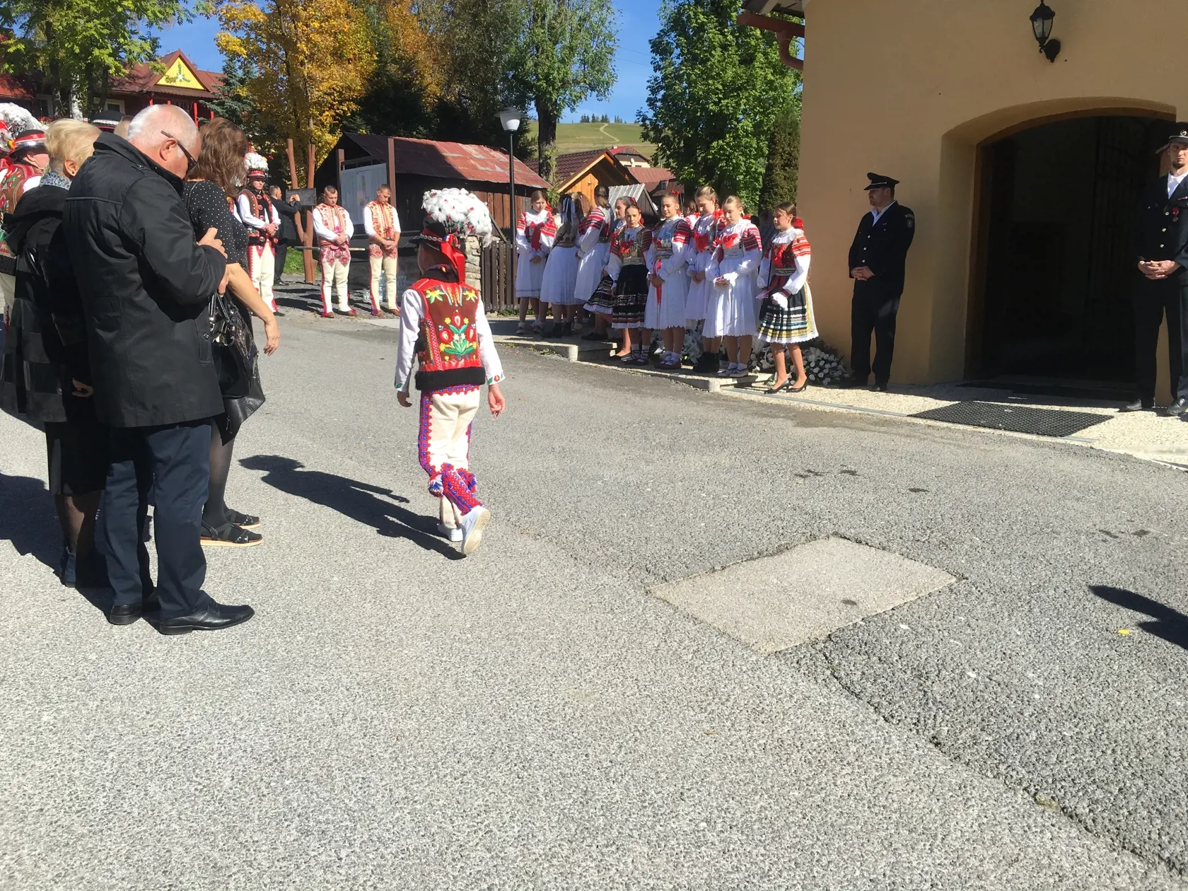 Smútiaci čakajú na príchod kňaza. 