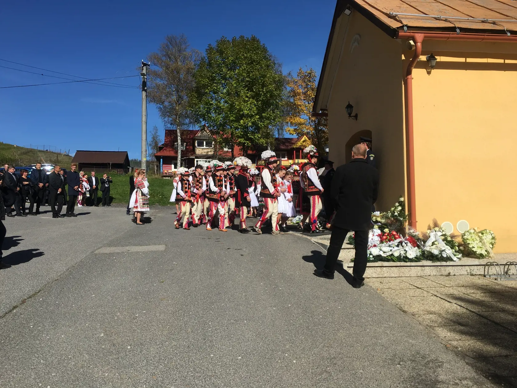 Goralský sprievod prešiel dedinou a potom vošiel do kostola. 