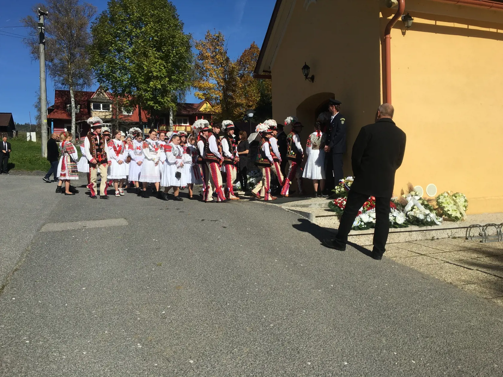 Na Marekovu počesť sa miestni obliekli do svojich tradičných krojov. 
