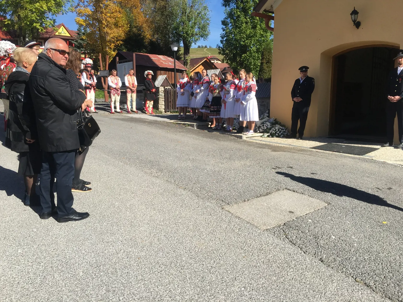 Krátko pred začiatkom sv. omše. 