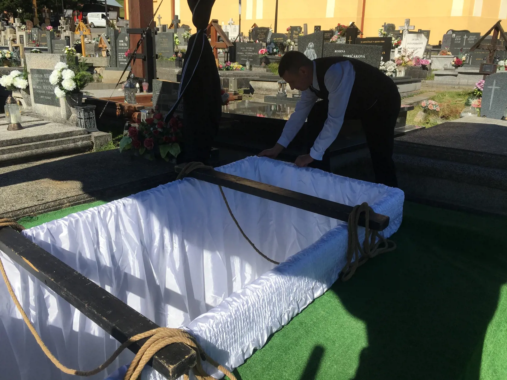 Na cintoríne v Ždiari pripravoval hrobník miesto pre Mareka.