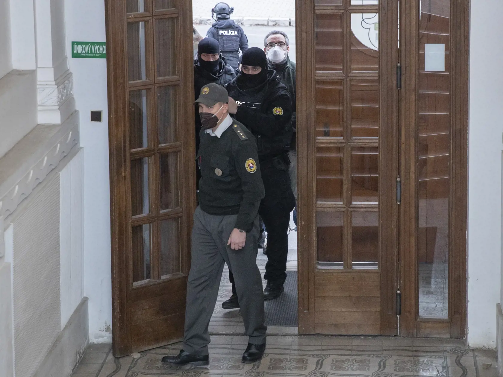 Hlavné pojednávanie v kauze Dobytkár na Špecializovanom trestnom súde v Banskej Bystrici. Na snímke eskorta ZVJS privádza obžalovaného finančníka Martina Kvietika.