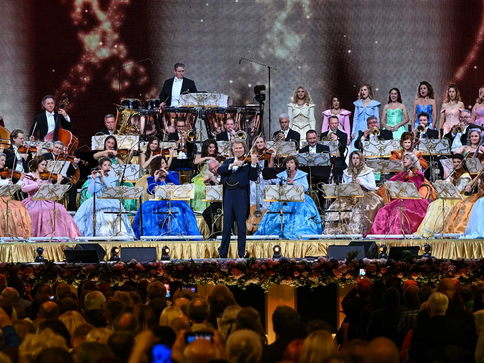Na snímke svetoznámy holandský huslista a dirigent André Rieu (uprostred) počas koncertu so 60-členným orchestrom Johanna Straussa v Bratislave 7. novembra 2024. FOTO TASR - Pavol Zachar