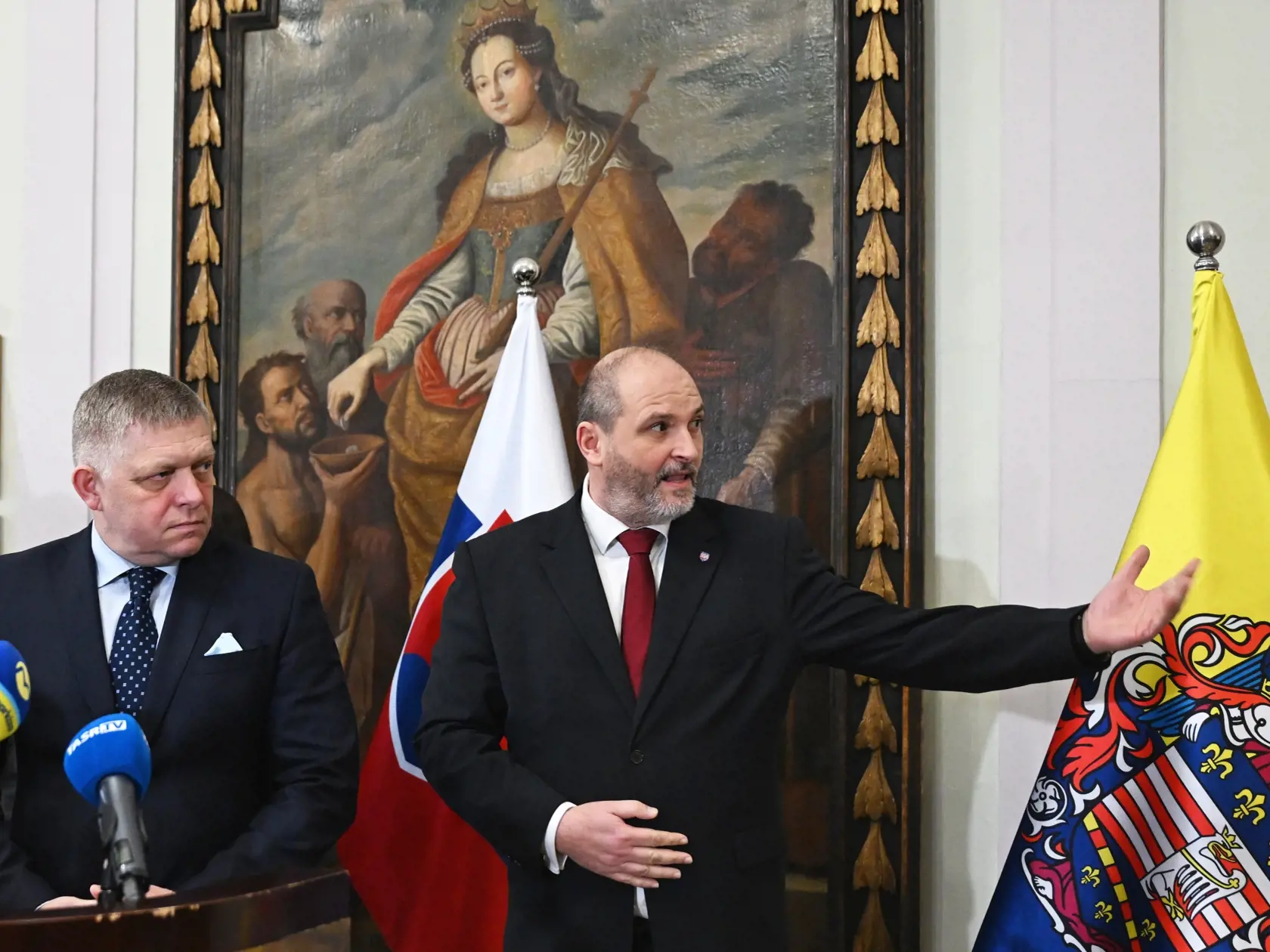 Na snímke zľava predseda vlády SR Robert Fico (Smer-SD) a primátor Košíc Jaroslav Polaček počas tlačovej konferencie o záveroch rokovania pracovného stretnutia na tému program štátom podporovaného nájomného bývania za účasti zástupcov Ministerstva dopravy SR, Agentúry štátom podporovaného nájomného bývania, mesta Košice, Košickej arcidiecézy a zástupcov investora v Košiciach 16. januára 2025. FOTO TASR – František Iván