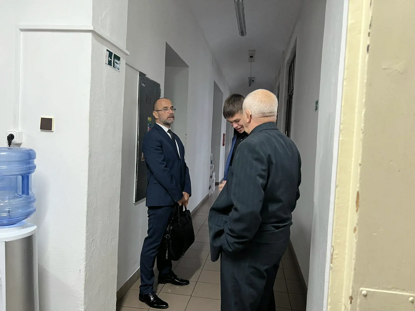 Pojednávanie s podnikateľom z Revúcej Mariánom Výborným na Špecializovanom trestnom súde v Banskej Bystrici 11.10.2023. Na foto je otec Iriny Sviatoslav.