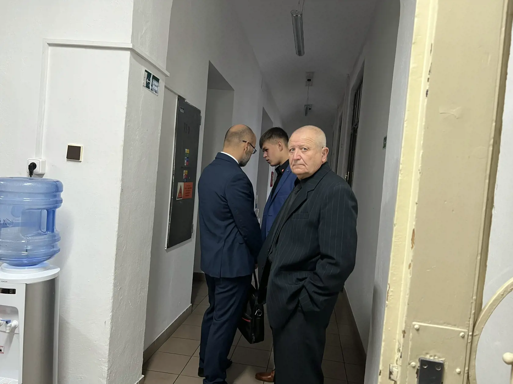 Pojednávanie s podnikateľom z Revúcej Mariánom Výborným na Špecializovanom trestnom súde v Banskej Bystrici 11.10.2023. Na foto je otec Iriny Sviatoslav.