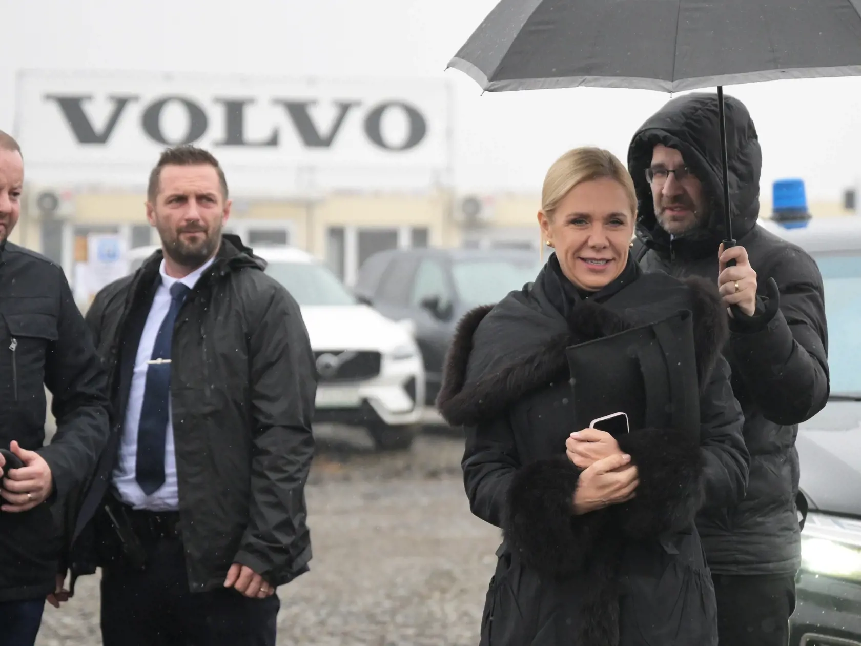 Na snímke vpravo ministerka hospodárstva SR Denisa Saková (Hlas-SD) v priemyselnom parku Valaliky 28. novembra 2024 počas stretnutia s predstaviteľmi spoločností Valaliky Industrial Park a MH Invest k aktuálnej situácii v súvislosti s výstavbou závodu Volvo.