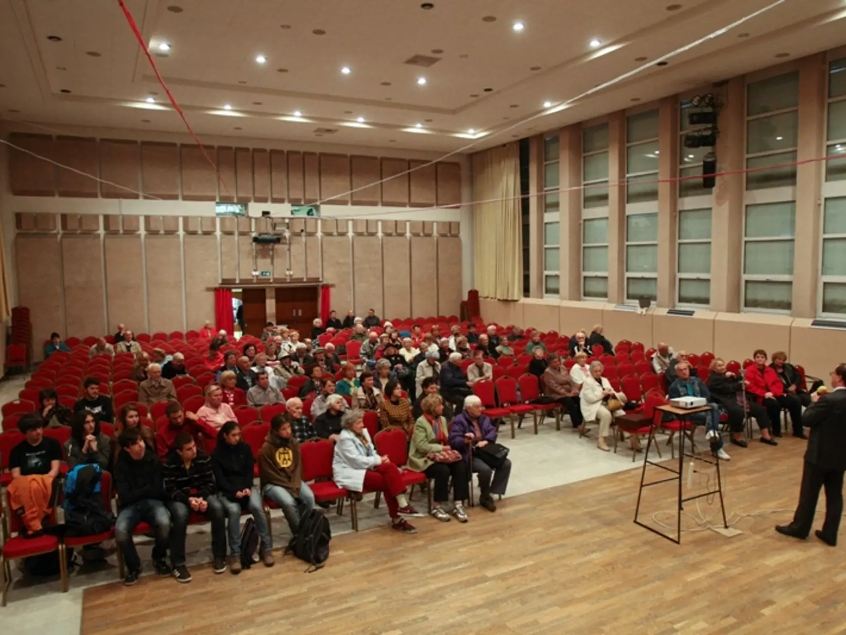 Šmejdi v Bratislave:
Včerajšie premietanie
o nekalých praktikách
obchodníkov si prišli pozrieť
desiatky seniorov.