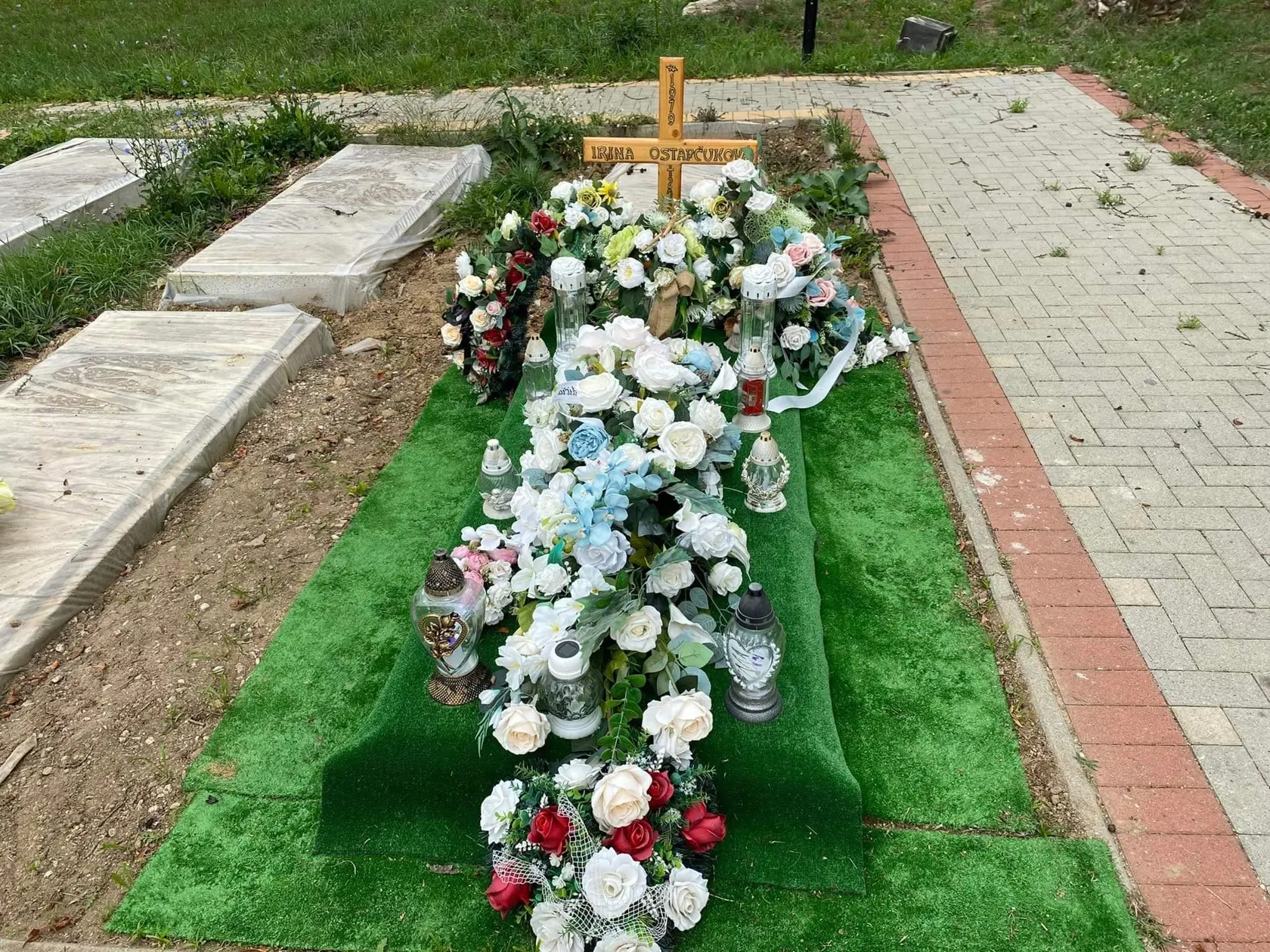 Na hrobe Iriny je množstvo kvetov. Blízki sa z tragédie nevedia spamätať.