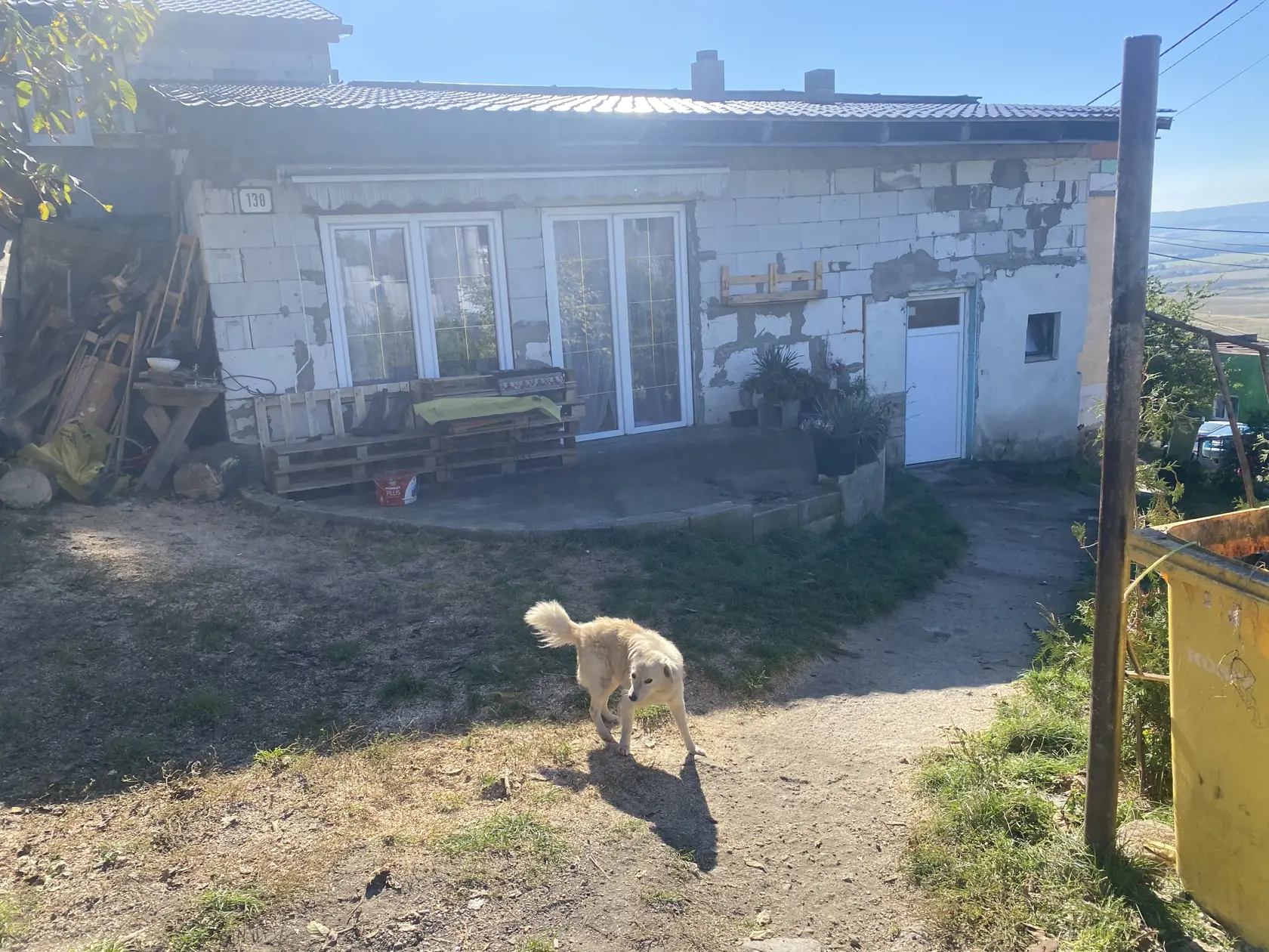 Dom nebohého Petra. Snažil sa pracovať, aby zabezpečil bývanie svojim deťom a mali sa dobre. 