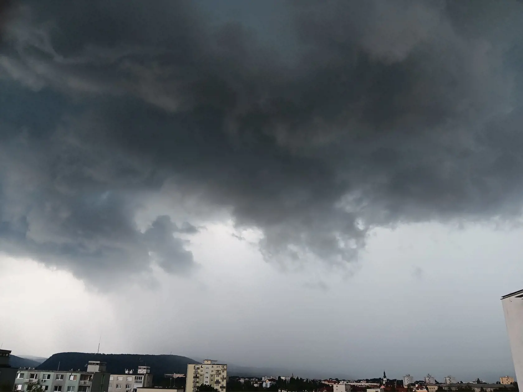 Krúpy, silný vetrisko a dážď. Už onedlho sa prirútia silné lejaky.