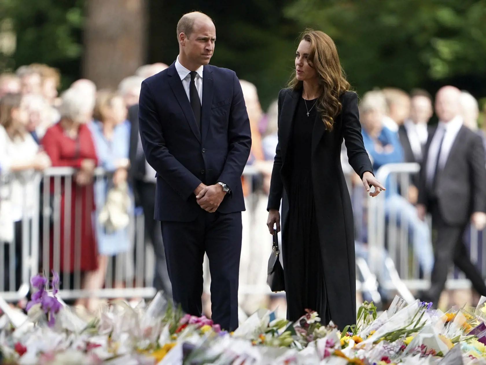 Na snímke britský princ William a jeho manželka Kate, princezná z Walesu sledujú kytice na pamiatku zosnulej britskej kráľovnej Alžbety II. pred sídlom Sandringham House v anglickom grófstve Norfolk 15. septembra 2022. FOTO TASR/AP