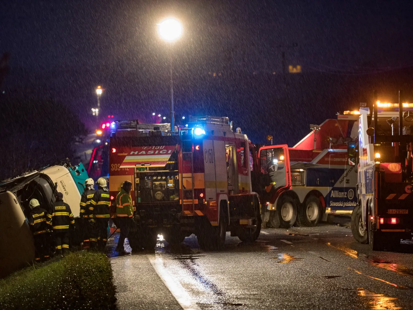 Tragická dobravná nehoda, ku ktorej prišlo na ceste medzi Nitrou a Zlatými Moravcami nedaľeko obce Malanta. Na mieste o život prišlo 12 ľudí a ďalších v kritickom stave odviezli do nitrianskej nemocnice.
