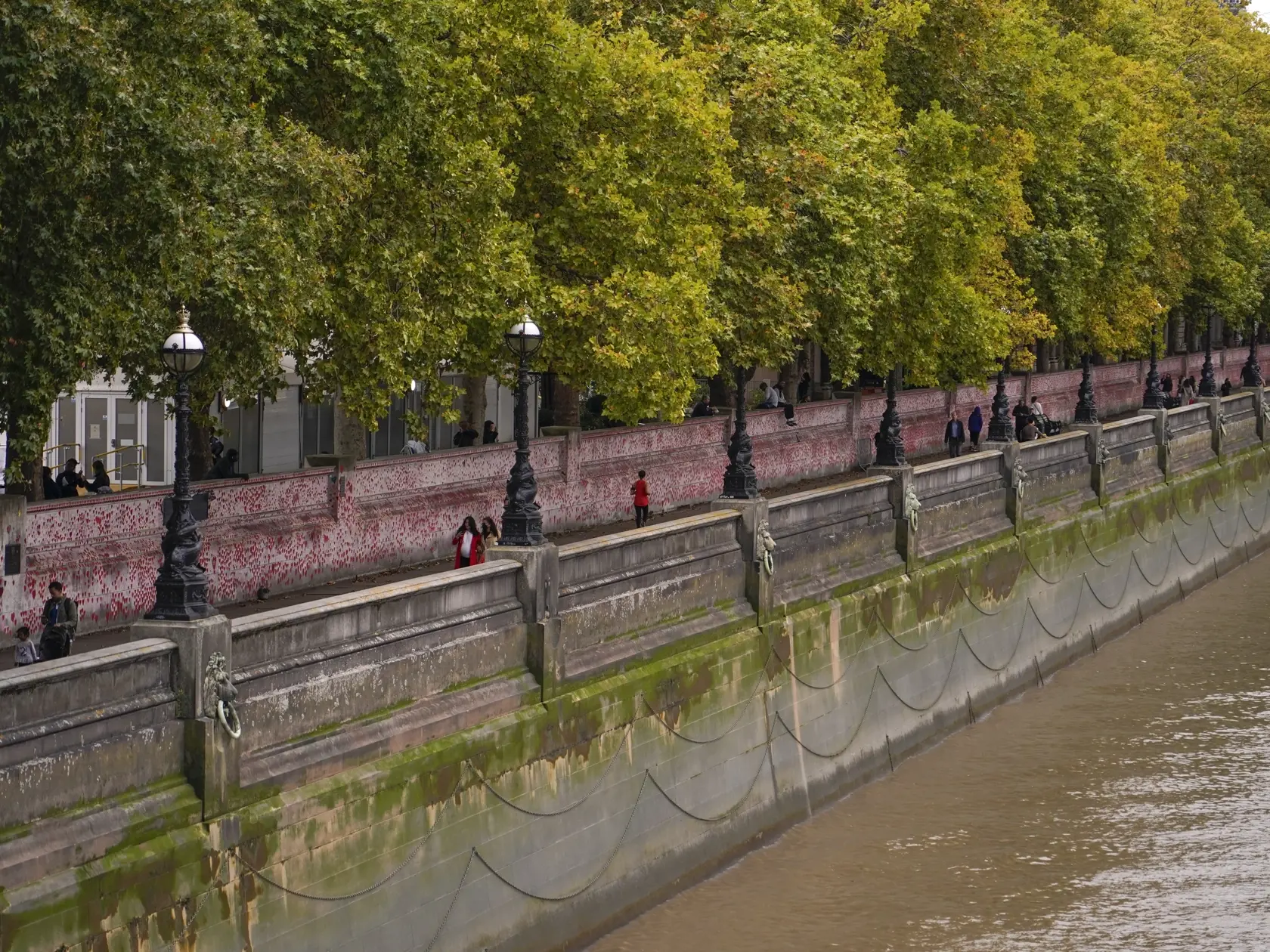 Na snímke múr venovaný obetiam ochorenia Covid-19 (National Covid Memorial Wall) na južnom brehu rieky Temža v Londýne 4. októbra 2022.