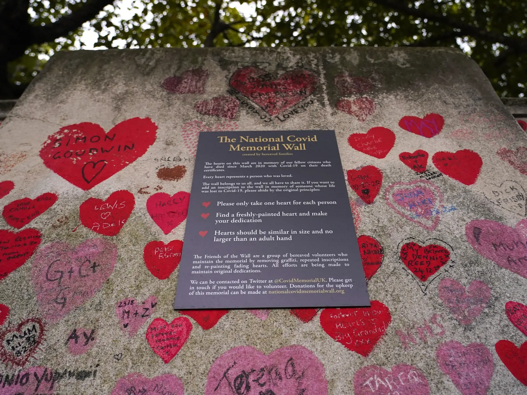 Na snímke múr venovaný obetiam ochorenia Covid-19 (National Covid Memorial Wall) na južnom brehu rieky Temža v Londýne 4. októbra 2022.